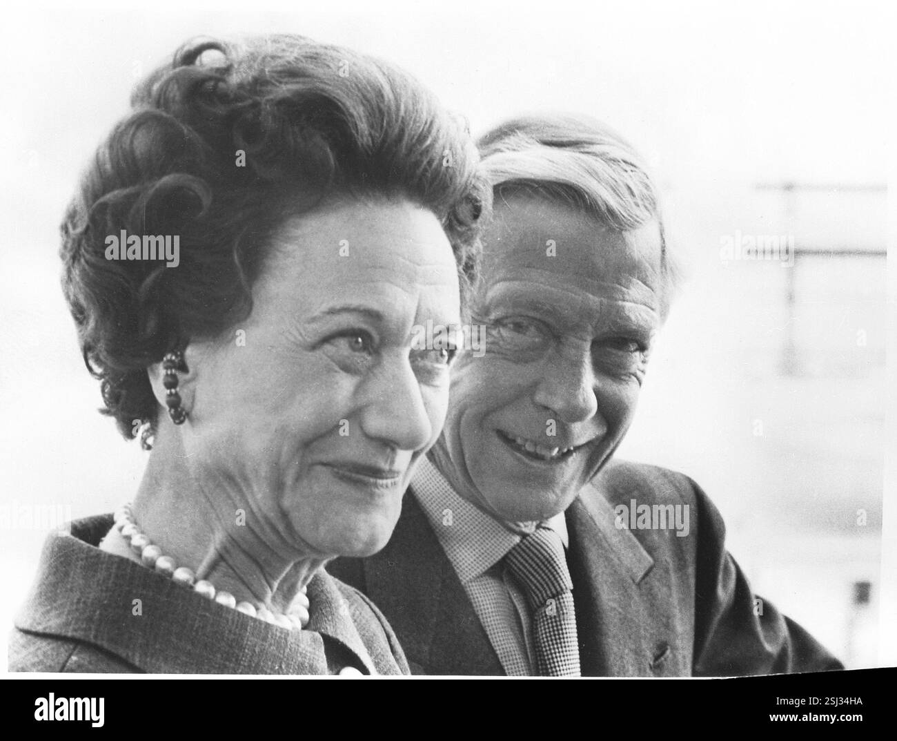 Er War nur für zehn Monate im Jahre 1936 al comando di Edoardo VIII. König von Großbritannien und Nordirland. Er dankte alle 11:00. Dezember 1936 ab, um die zweimal geschiedene bürgerliche US-Amerikanerin Wallis Warfield, gemeinhin bekannt unter dem Namen Wallis Simpson, AM 3. Juni 1937 heiraten zu können. Er trug dann den Titel 'Herzog von Windsor'#firmò lo strumento di abdicazione il 10 dicembre 1936, in modo da potersi sposare con il due volte divorziato americano Wallis Warfield, meglio conosciuto come Wallis Simpson il 3 giugno 1937. Giorgio vi creò suo fratello, l'ex re, "Duca di Windsor". Foto Stock