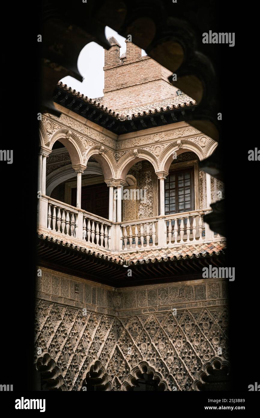 L'Alcazar reale di Siviglia è una cornice naturale formata dagli archi Foto Stock