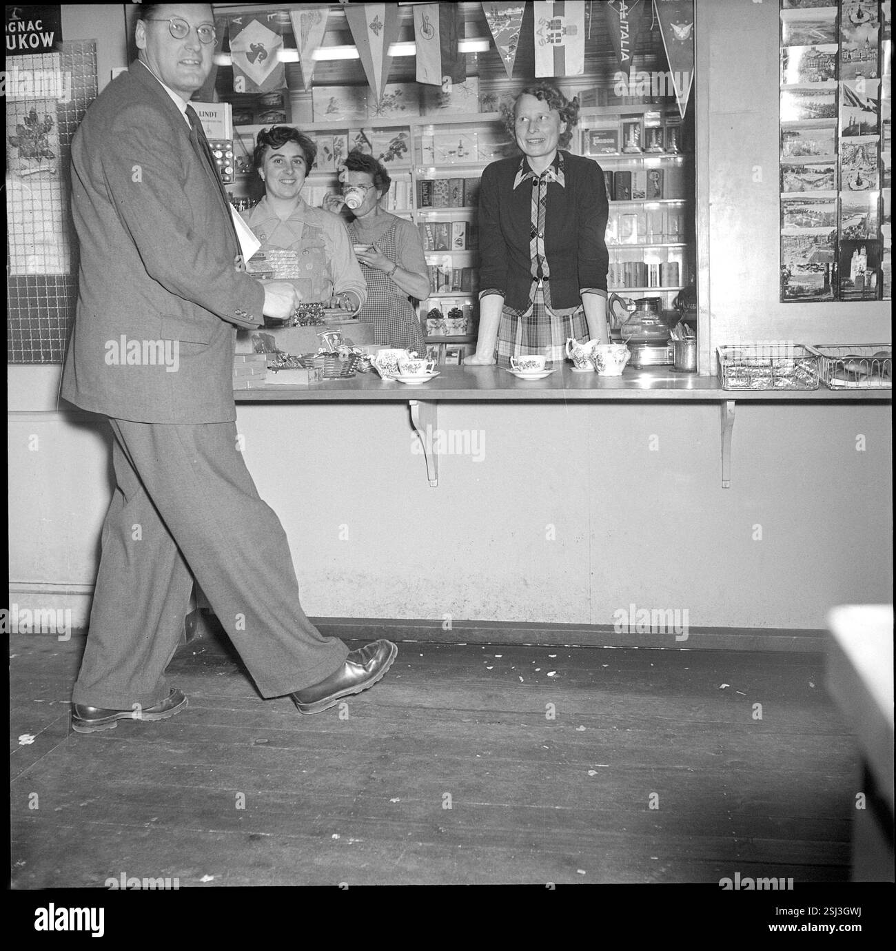 --- Bar in der Transithalle des Flughafen Zürich 1953#Bar nella sala di transito dell'aeroporto di Zurigo 1953 Foto Stock