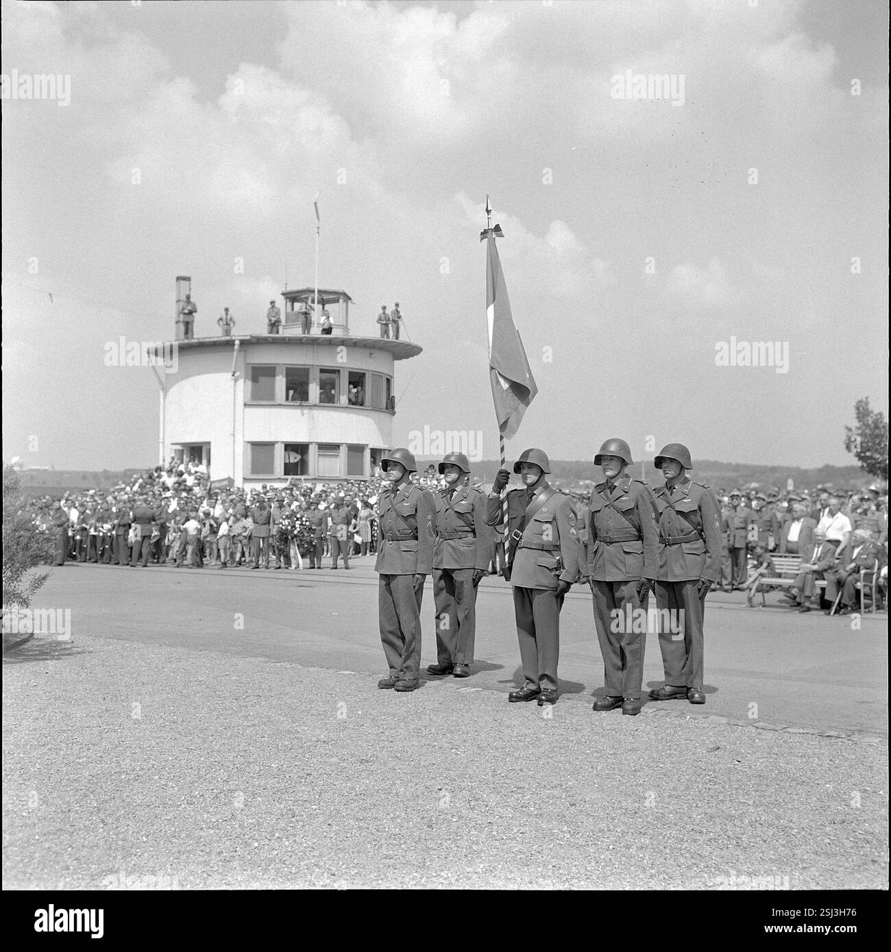 --- Soldaten mit Schweizerfahne an Flugschau, Dübendorf 1964#soldati con bandiera svizzera alla fiera aerea, Dübendorf 1964 Foto Stock