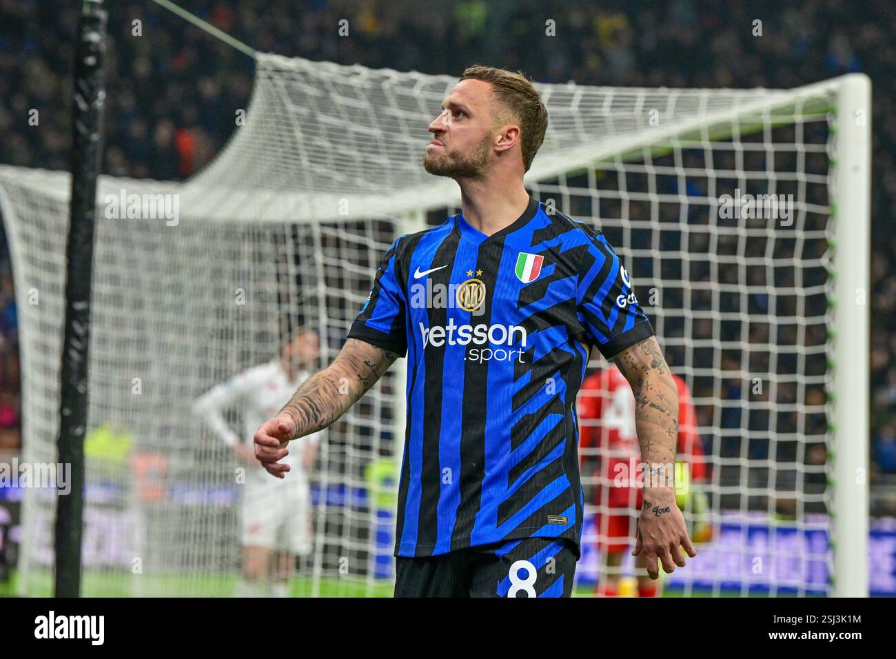 Milano, Italia. 10 febbraio 2025. Marko Arnautovic (8) dell'Inter segna 2-1 punti durante la partita di serie A tra Inter e Fiorentina al Giuseppe Meazza di Milano. Credito: Gonzales Photo/Alamy Live News Foto Stock