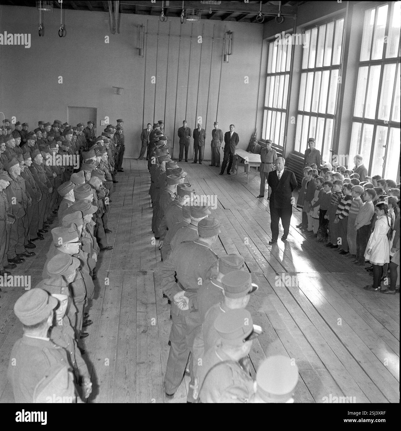 --- Sechzigjährige Soldaten bei Ausmusterung, Wetzikon 1961#Sixty anni soldati dimessi, Wetzikon 1961 Foto Stock