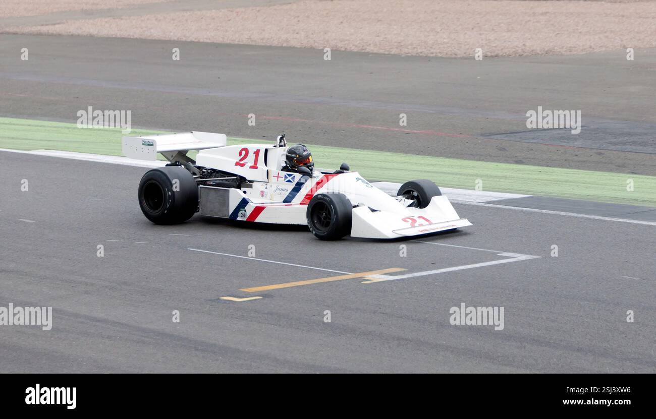 Rick Carlino qualifica la sua White, 1975, Hesketh 308C, per la FIA Masters Historic Formula One Race al Silverstone Classic 2016. Foto Stock