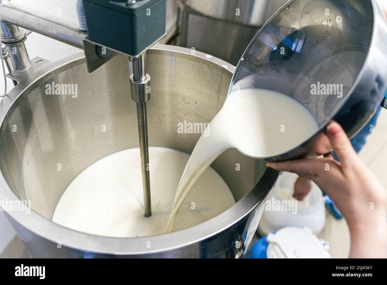 Mescola panna acida. Produzione di prodotti lattiero-caseari, burro e panna acida. Mescola panna acida. Produzione. Foto di alta qualità Foto Stock