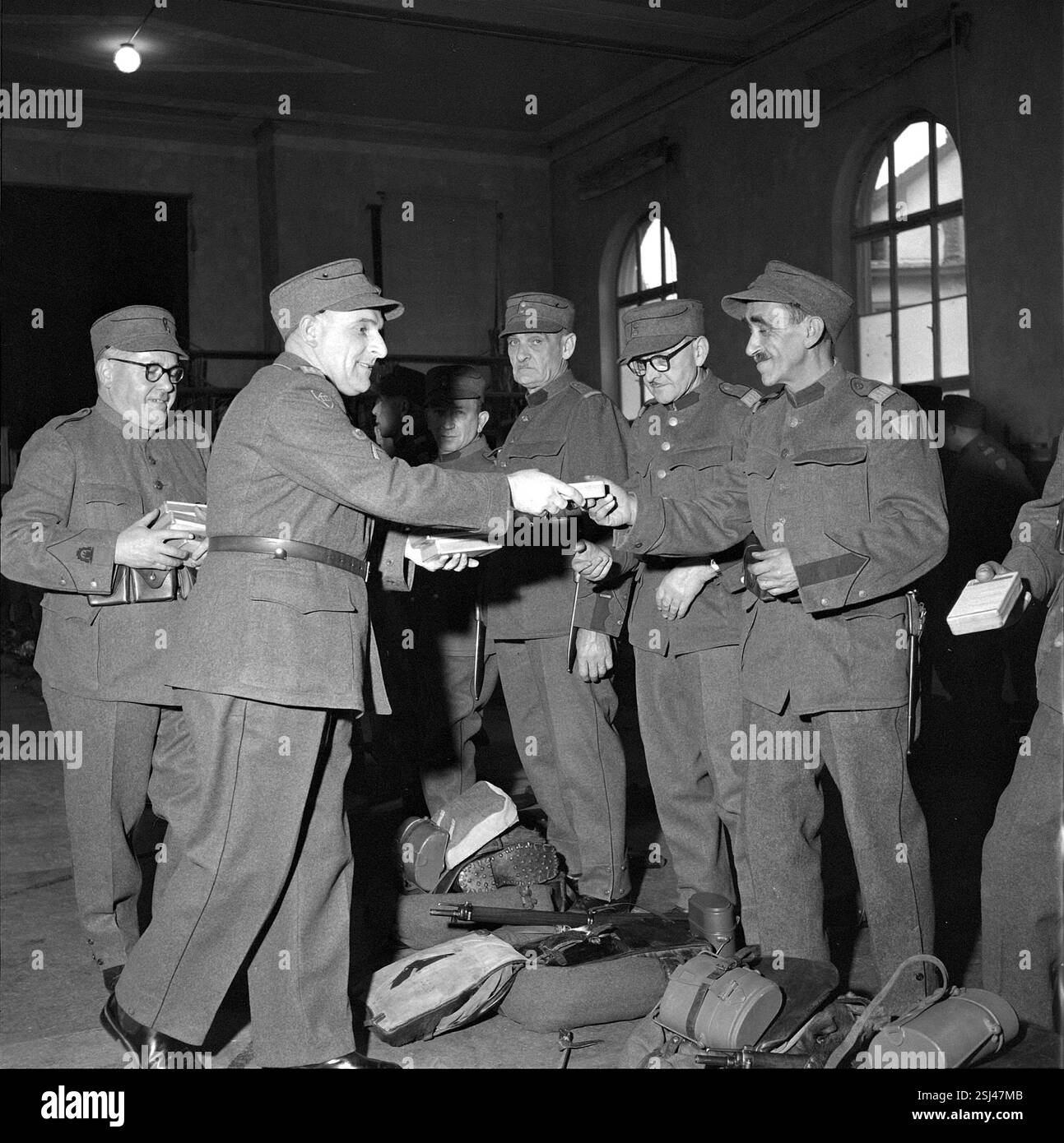 --- Sechzigjährige Soldaten bei Ausmusterung, Zugo 1955#S60 anni soldati in dimissione, Zugo 1955 Foto Stock