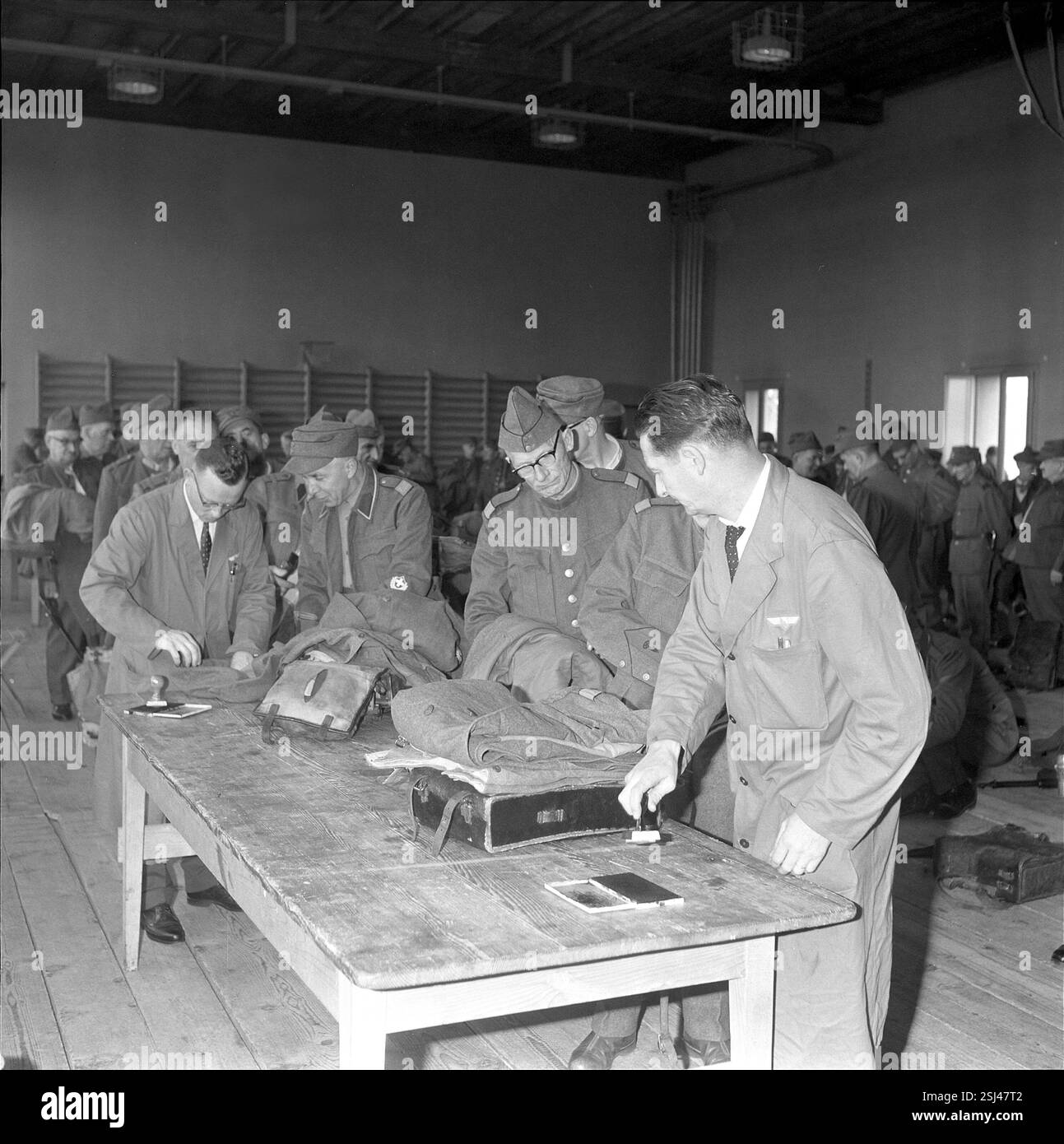 --- Sechzigjährige Soldaten bei Ausmusterung, Wetzikon 1961#Sixty anni soldati dimessi, Wetzikon 1961 Foto Stock