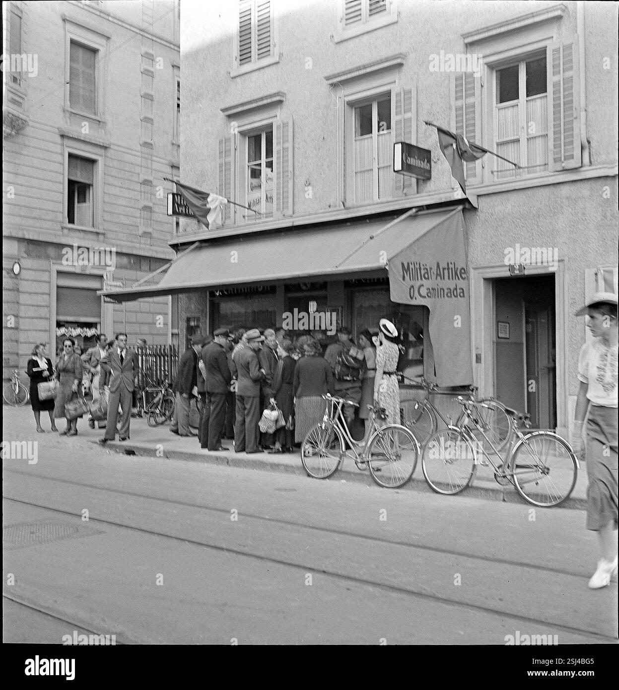 --- Gedränge vor Geschäft mit Militaria; 1939#Crush davanti al negozio, oggetti militari; 1939 Foto Stock