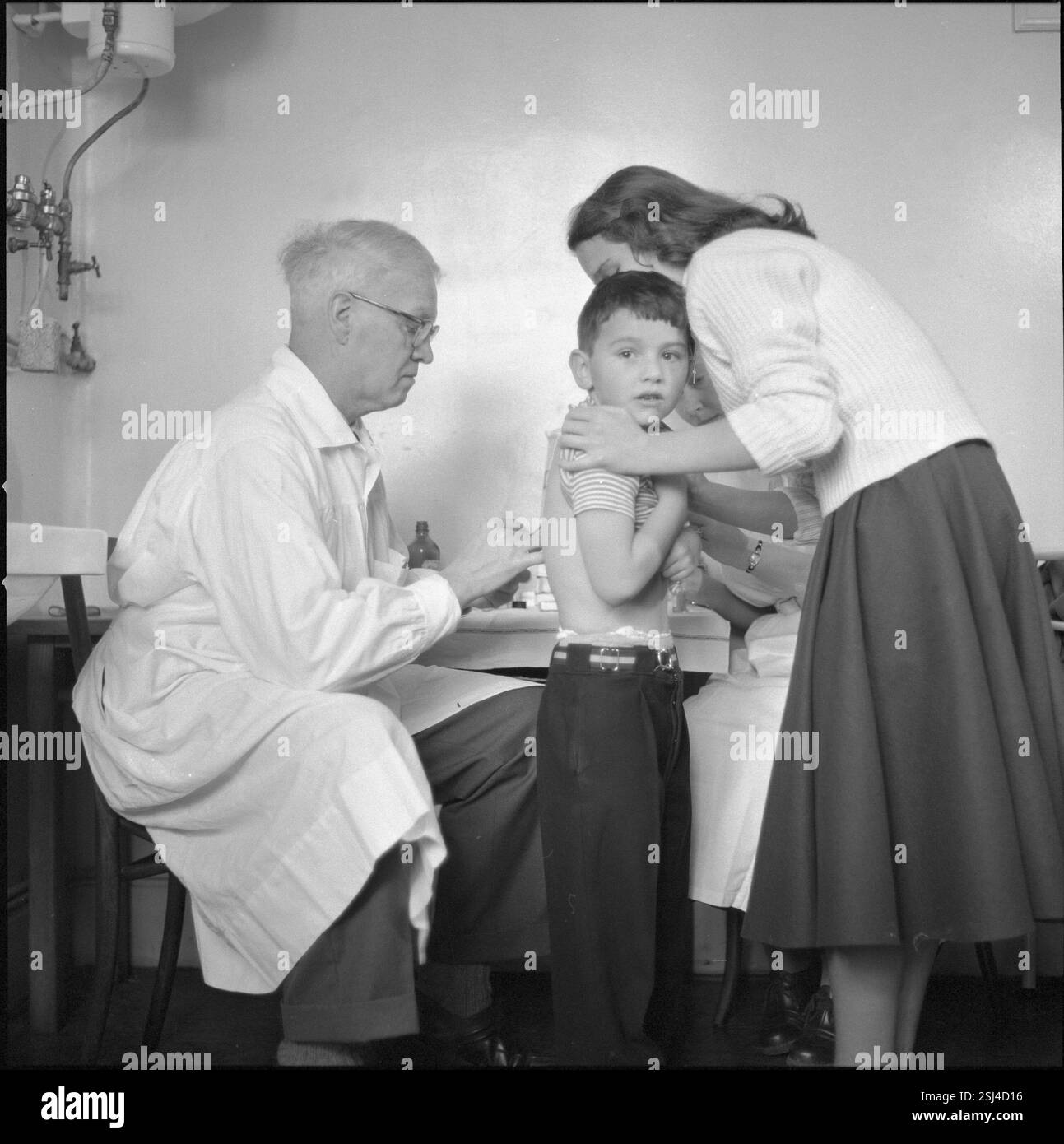 --- tipo wird mit Salk-Impfstoff gegen Kinderlähmung geimpft, Losanna 1956#bambino vaccinato con il vaccino Salk contro la poliomielite, Losanna 1956 Foto Stock