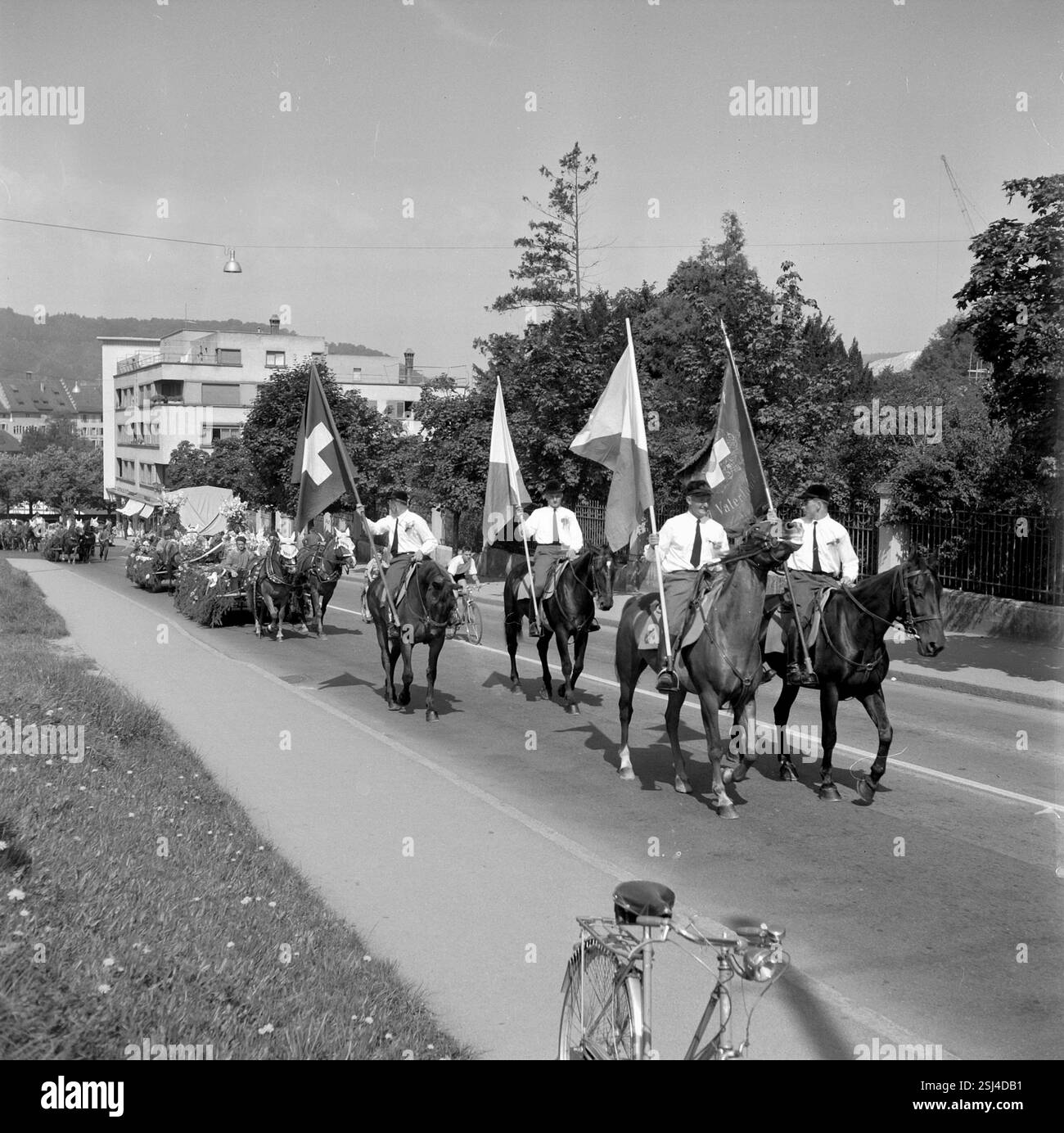 Festzug: Reiter mit Schweizer- und Zürich-Fahnen#processione festiva: cavalieri che trasportano bandiere svizzere e cantonali di Zurigo-- Durchzug der neuen Glocken für das zürcherische Otelfingen; Baden 1957#passaggio delle nuove campane per Otelfingen nel cantone Zurigo; Baden 1957 Foto Stock