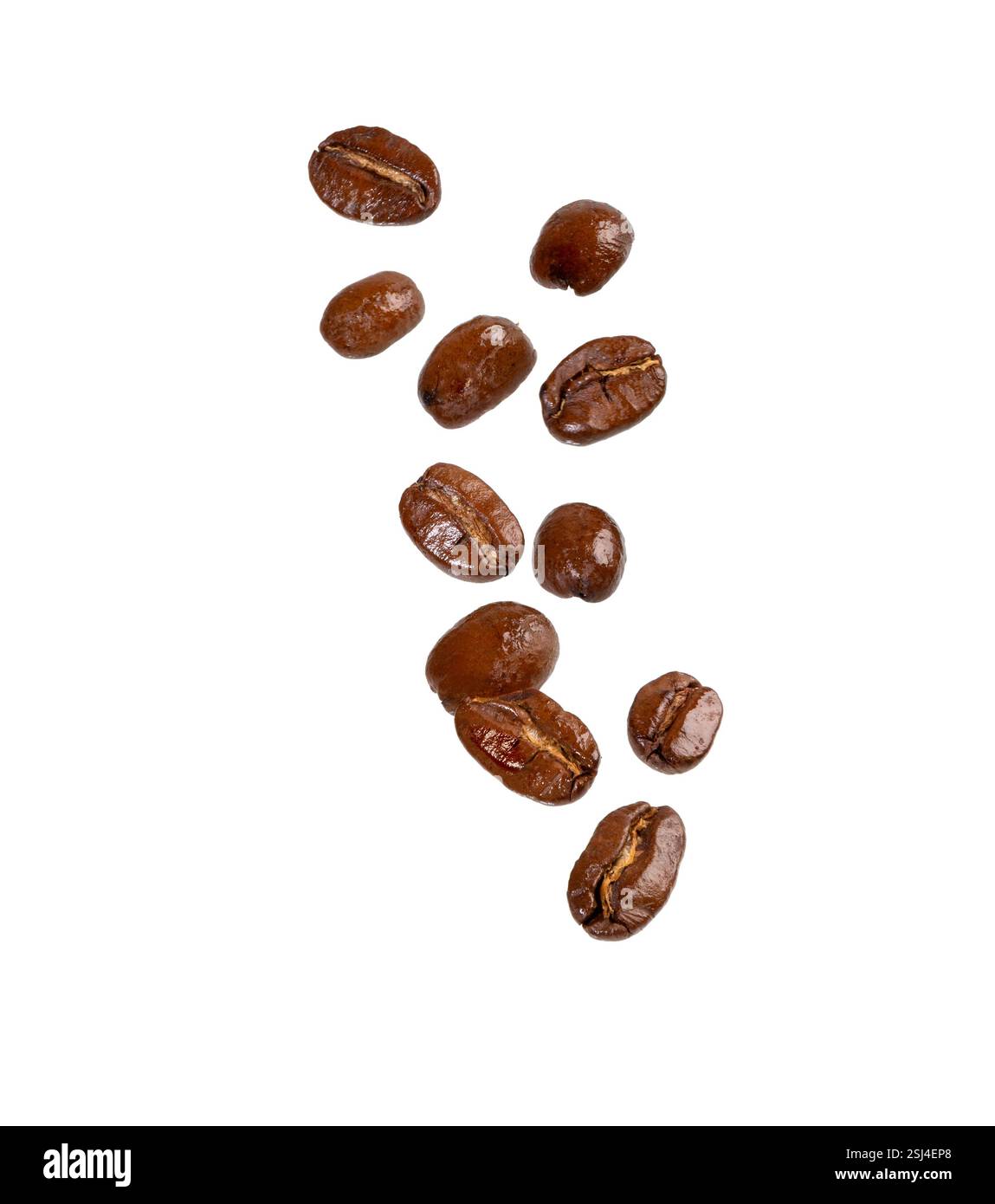 I chicchi di caffè cadono isolati su uno sfondo bianco. I chicchi di caffè volano con un percorso di ritaglio Foto Stock