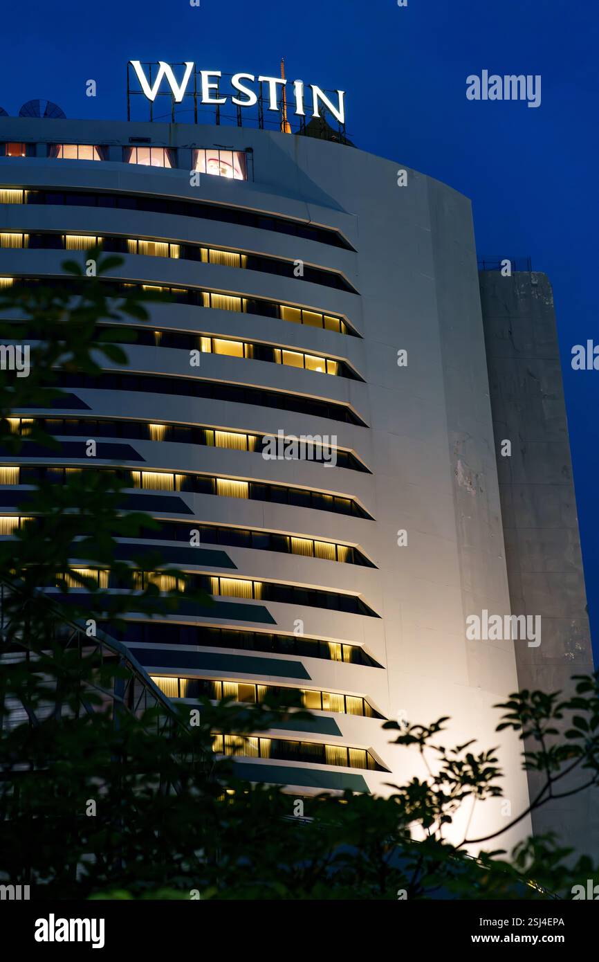 Una vista notturna dell'hotel Westin in Sukhumvit Road a Bangkok, Thailandia, che mostra la sua architettura moderna ed elegante. Foto Stock