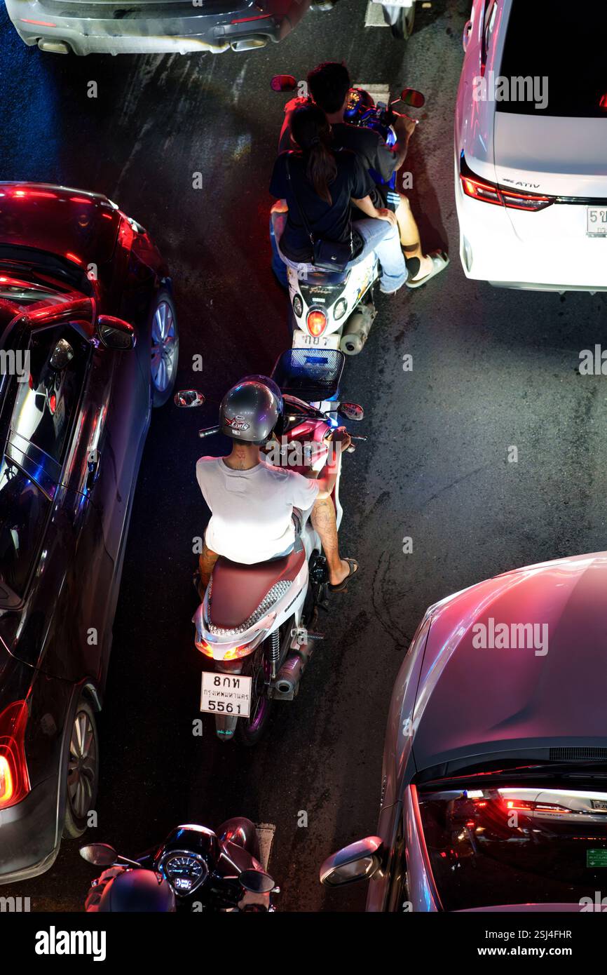 Una dinamica scena serale su Sukhumvit Road a Bangkok mette in mostra la vibrante cultura dei trasporti della città. L'immagine cattura i motociclisti che navigano Foto Stock