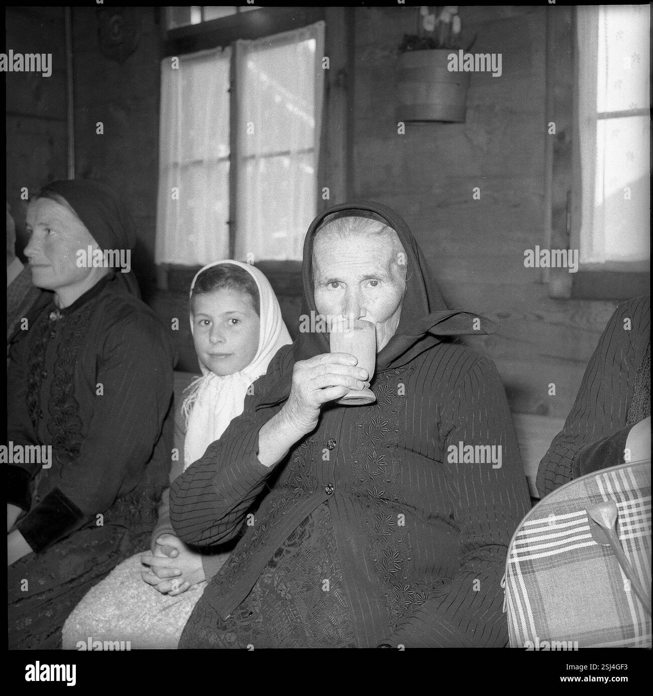 --- Wein- und Brotspende, Ferden 1957#donazioni di vino e pane, Ferden 1957 Foto Stock