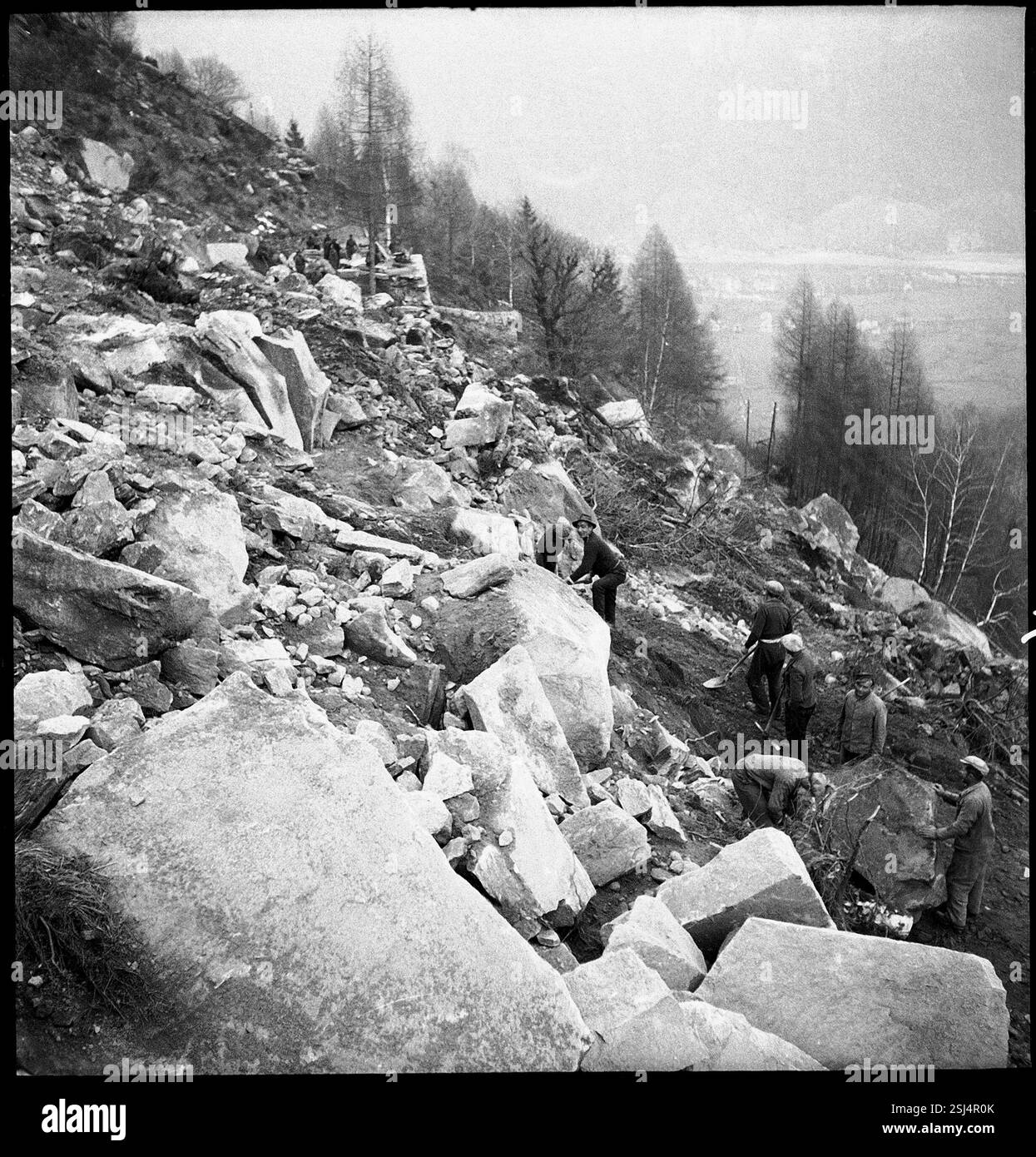 --- Erdrutsch im Maggiatal; Aufräumungsarbeite, Strasse von Geröll unterbrochen; 1950#frana nella valle di Maggia; lavori di sgombero, strada bloccata da macerie; 1950 Foto Stock