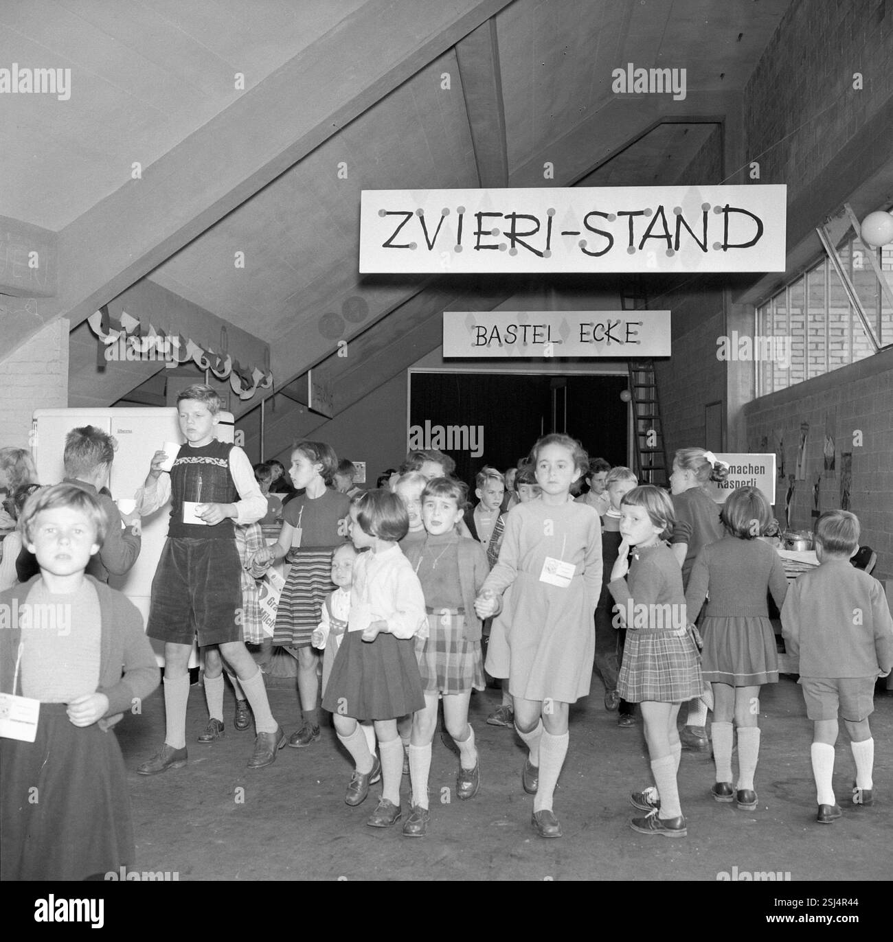 Zvieri-Stand#Collation, stand snack--- Kinderparadies des Konsumsvereins an der Züspa, Zürich 1956#area giochi per bambini a Züspa, Zurigo 1956 Foto Stock