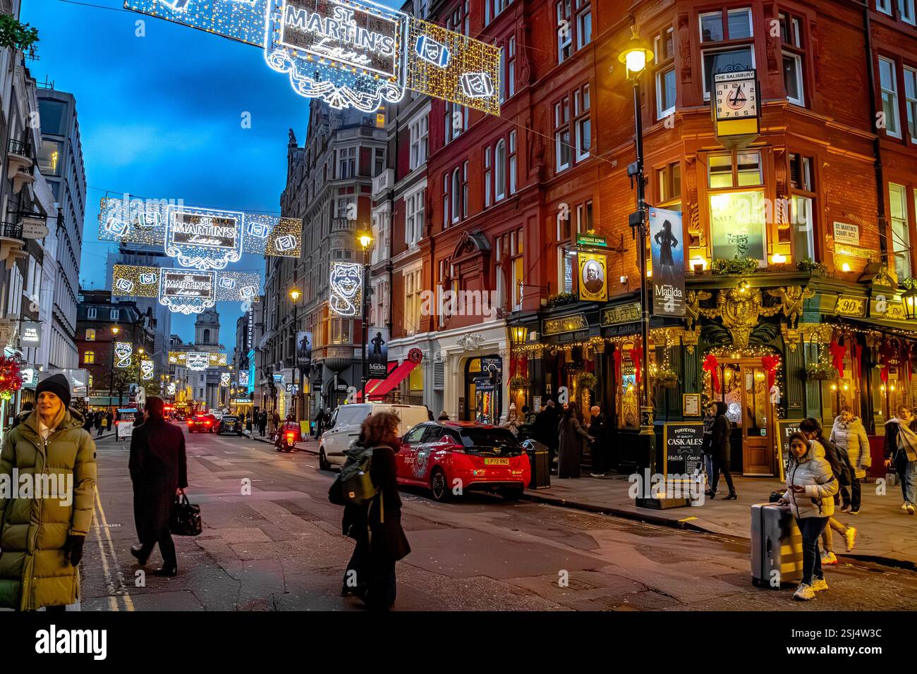 Decorazioni natalizie e luci sopra St Martin's Lane, vicino al Salisbury Pub in St Martin's Lane , Londra, WC2 Foto Stock