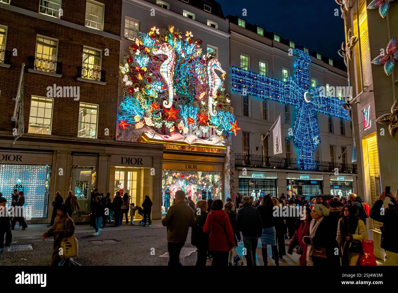 Una grande decorazione natalizia mostra sopra il negozio Dior in Old Bond Street, Mayfair, London W1 Foto Stock
