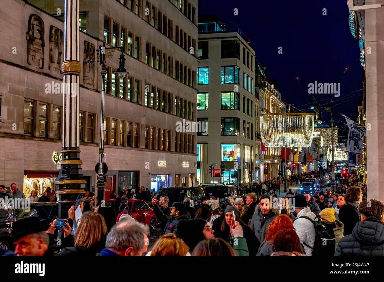 Folle di persone a New Bond Street a Natale Foto Stock