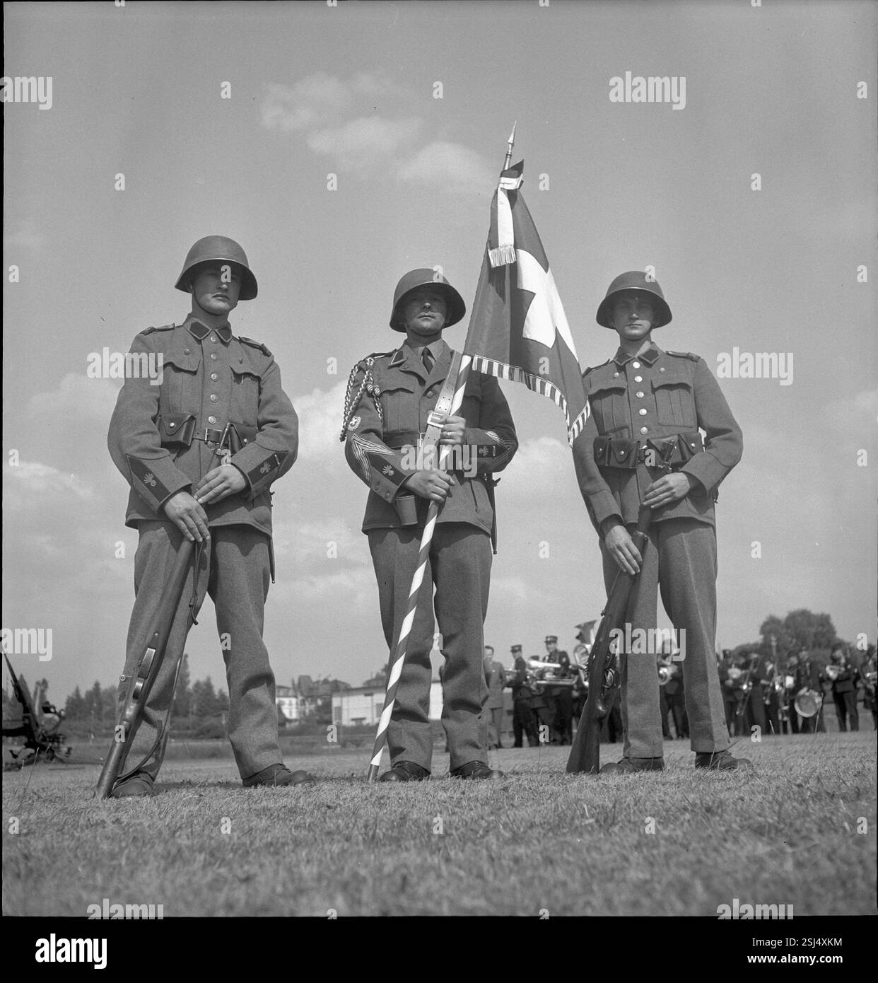 --- Drei Soldaten mit Schweizerfahne, Payerne 1949#tre soldati con bandiera svizzera, Payerne 1949 Foto Stock