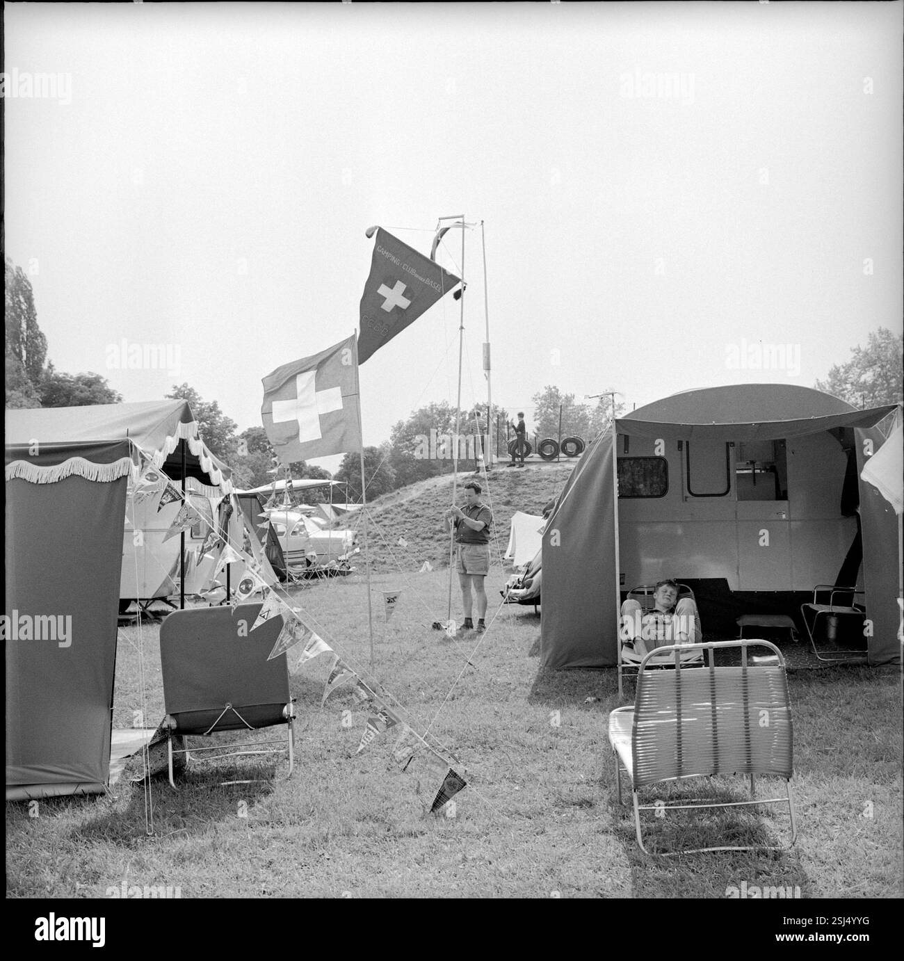 25 Jahre Autocamping: Rund 3000 Menschen kamen mit ihren Zelten, um vor Genf a la Bâtie eine Zeltstadt anlässlich des Jubiläums aufzubauen.#25 anni di campeggio: Circa 3000 persone sono venute a mettere la loro tenda fuori Ginevra, a la Bâtie, per celebrare l'anniversario.- RDB DI DUKAS Foto Stock