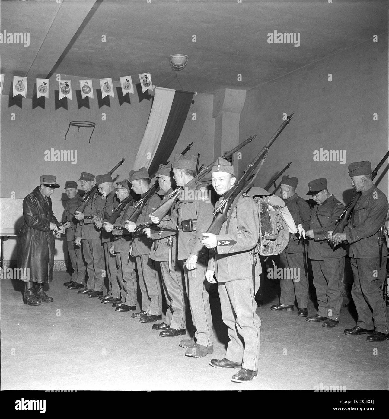 --- Sechzigjährige Soldaten bei Ausmusterung, la Sarraz 1954#soldati di sessant'anni che vengono dimessi, la Sarraz 1954- RDB DI DUKAS Foto Stock
