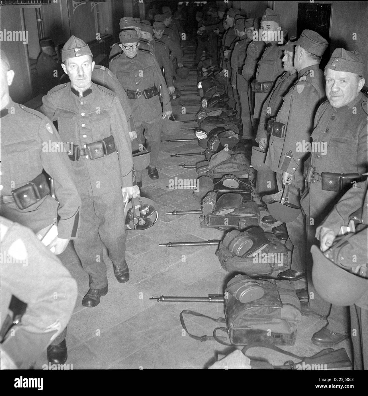 --- Sechzigjährige Soldaten bei Ausmusterung, Zürich 1954#soldati di sessant'anni che vengono dimessi, Zurigo 1954- RDB DA DUKAS Foto Stock
