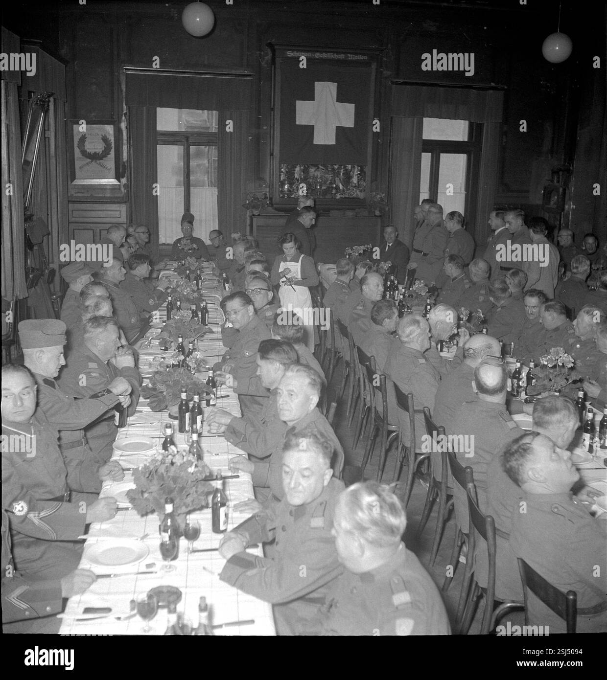 --- Sechzigjährige Soldaten bei Ausmusterung, Meilen 1956#Sixty anni soldati dimessi, Meilen 1956- RDB DA DUKAS Foto Stock