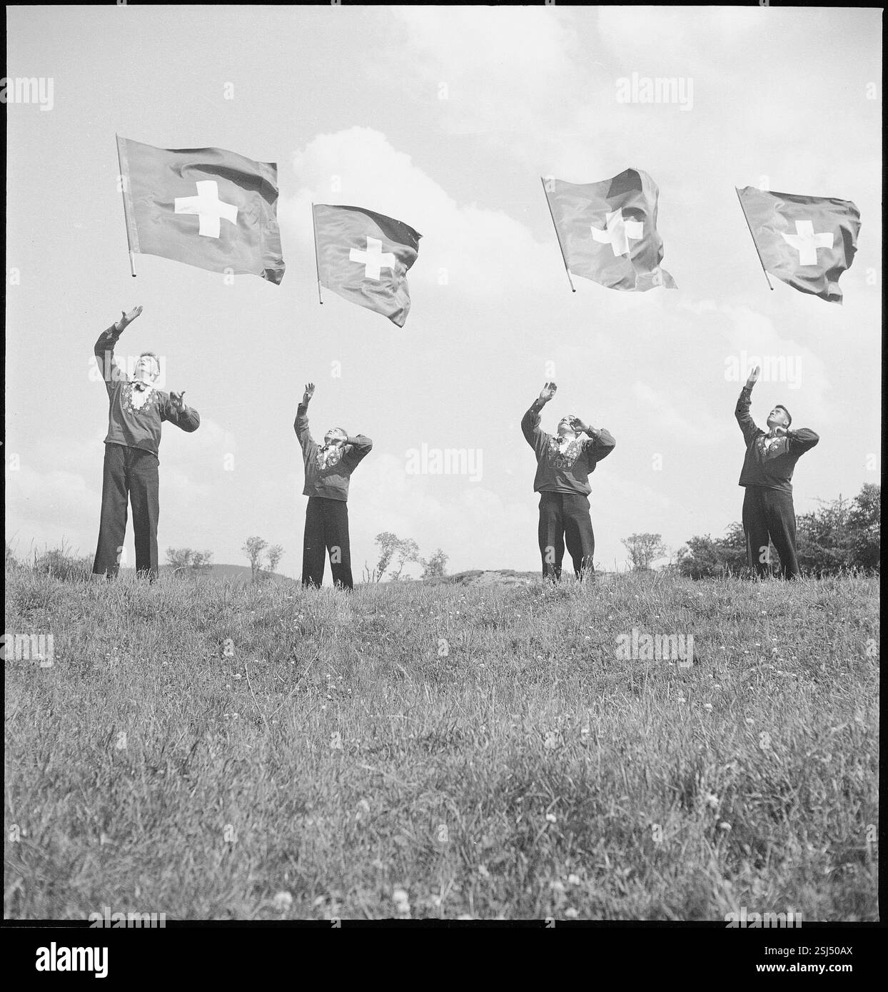 --- Fahnenschwingen, Eidgenössisches Jodlerfest 1949#Swinging the Flag, Swiss Jodlerfest 1949- RDB DI DUKAS Foto Stock