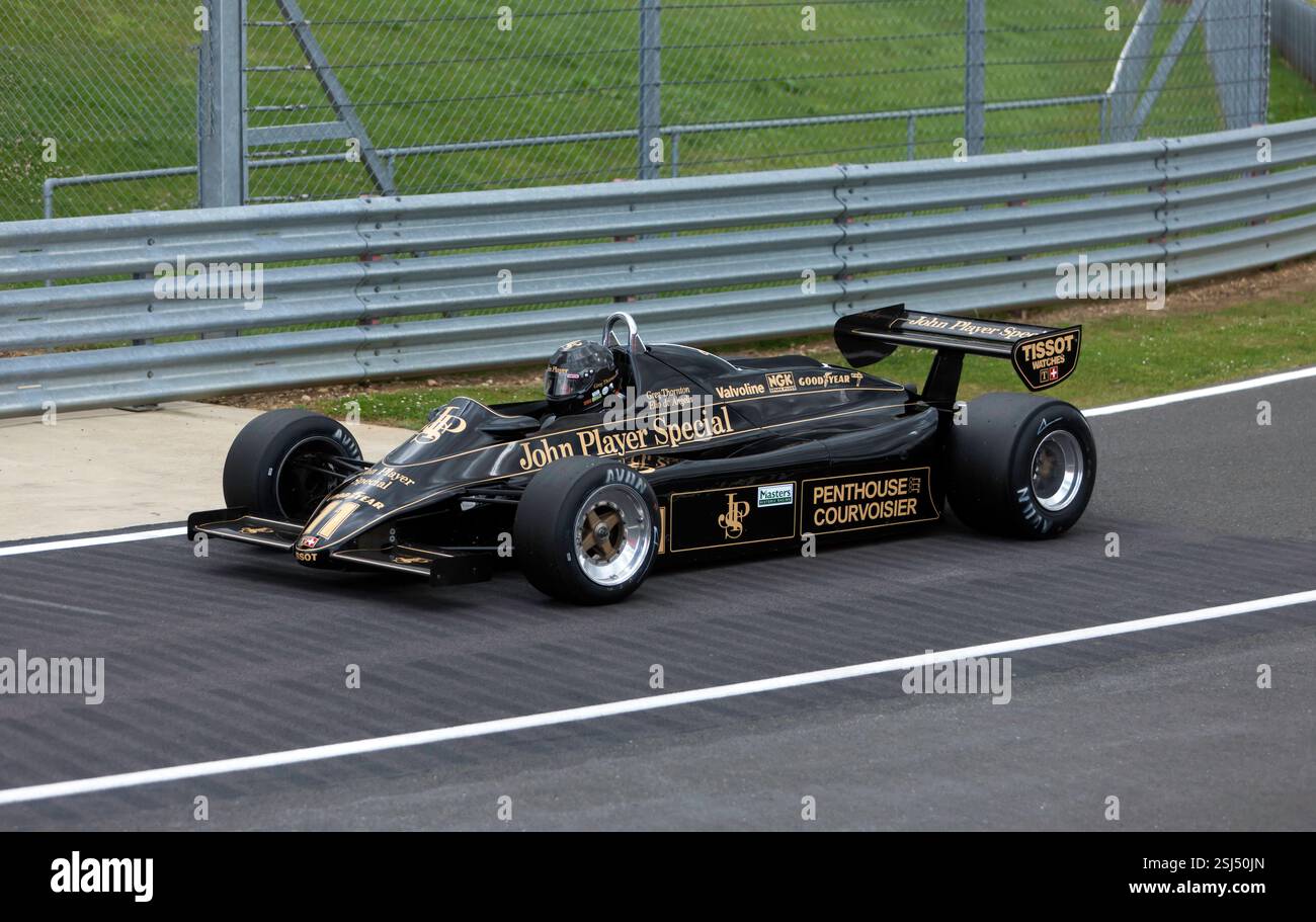 Gregory Thornton torna alla pit Lane internazionale dopo aver qualificato la sua Black and Gold, Lotus 91/5, nella storica Formula 1 FIA Masters Foto Stock