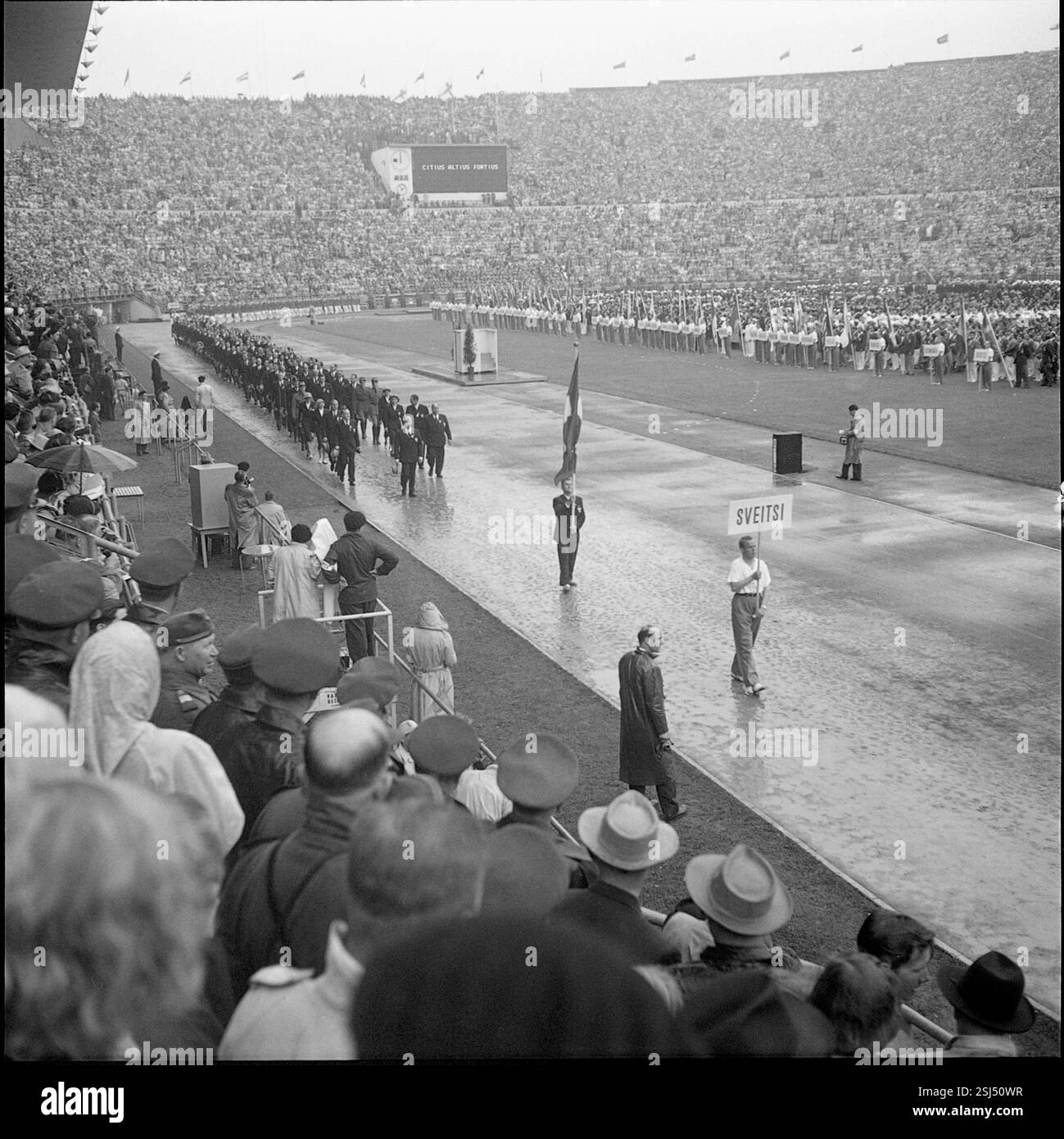 --- OS Helsinki 1952: Einmarsch der Schweizer, Walter Lehmann als Fahnenträger#Giochi Olimpici Helsinki 1952: Delegazione svizzera, Walter Lehmann con bandiera svizzera- RDB DI DUKAS Foto Stock