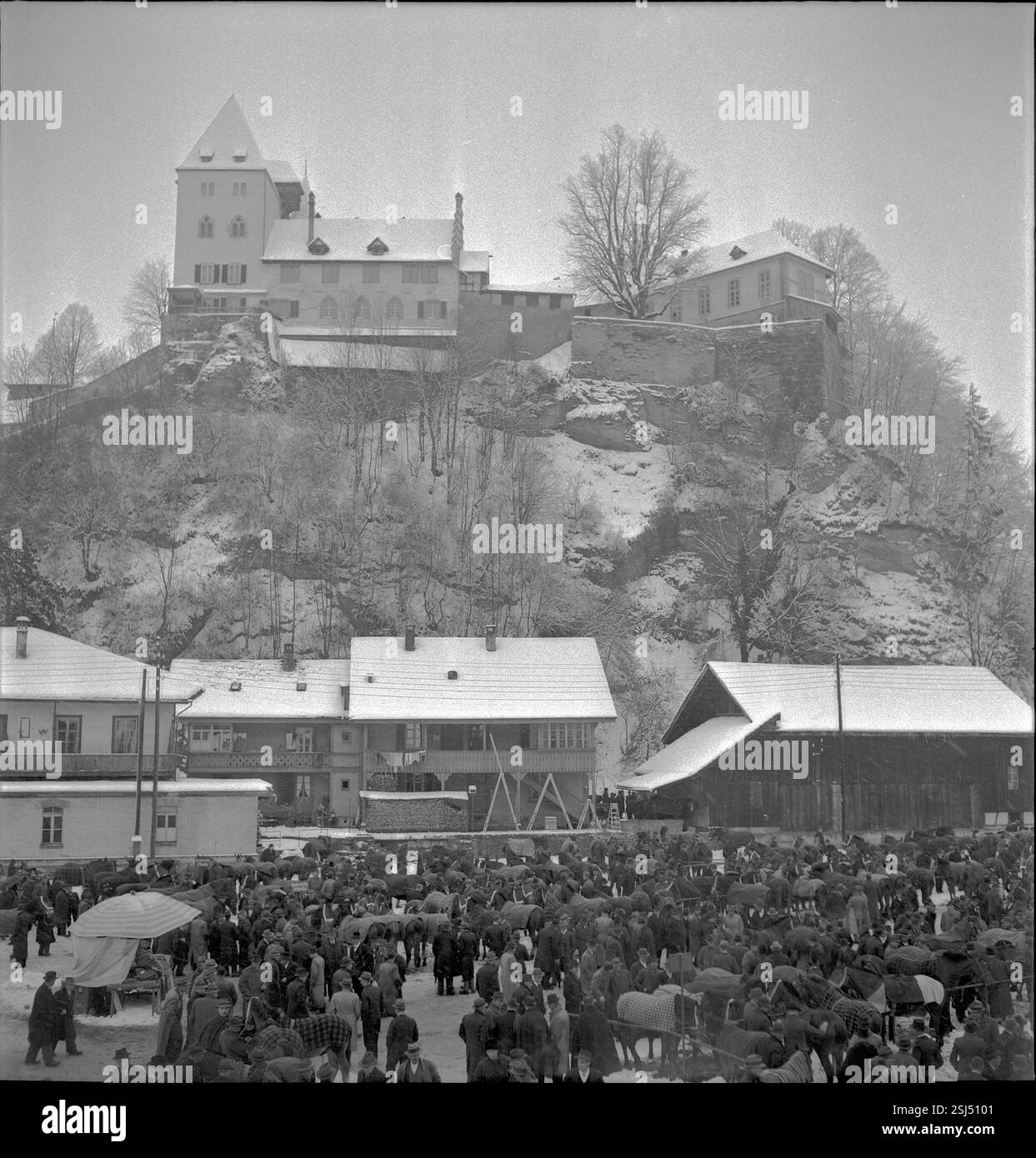 --- 9. Burgdorfer Inlandpferdemarkt mit Schloss, 1944#9th Burgdorf Inland Horse Market with Castle, 1944- RDB BY DUKAS Foto Stock