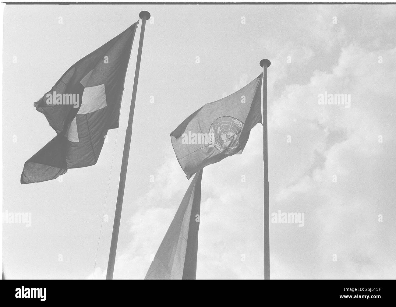 --- Sithu U Thant a Zürich-Kloten 1962: Schweizer- und uno-Fahne#Sithu U Thant a Zurigo-Kloten 1962: Bandiera svizzera- e uno- RDB DI DUKAS Foto Stock