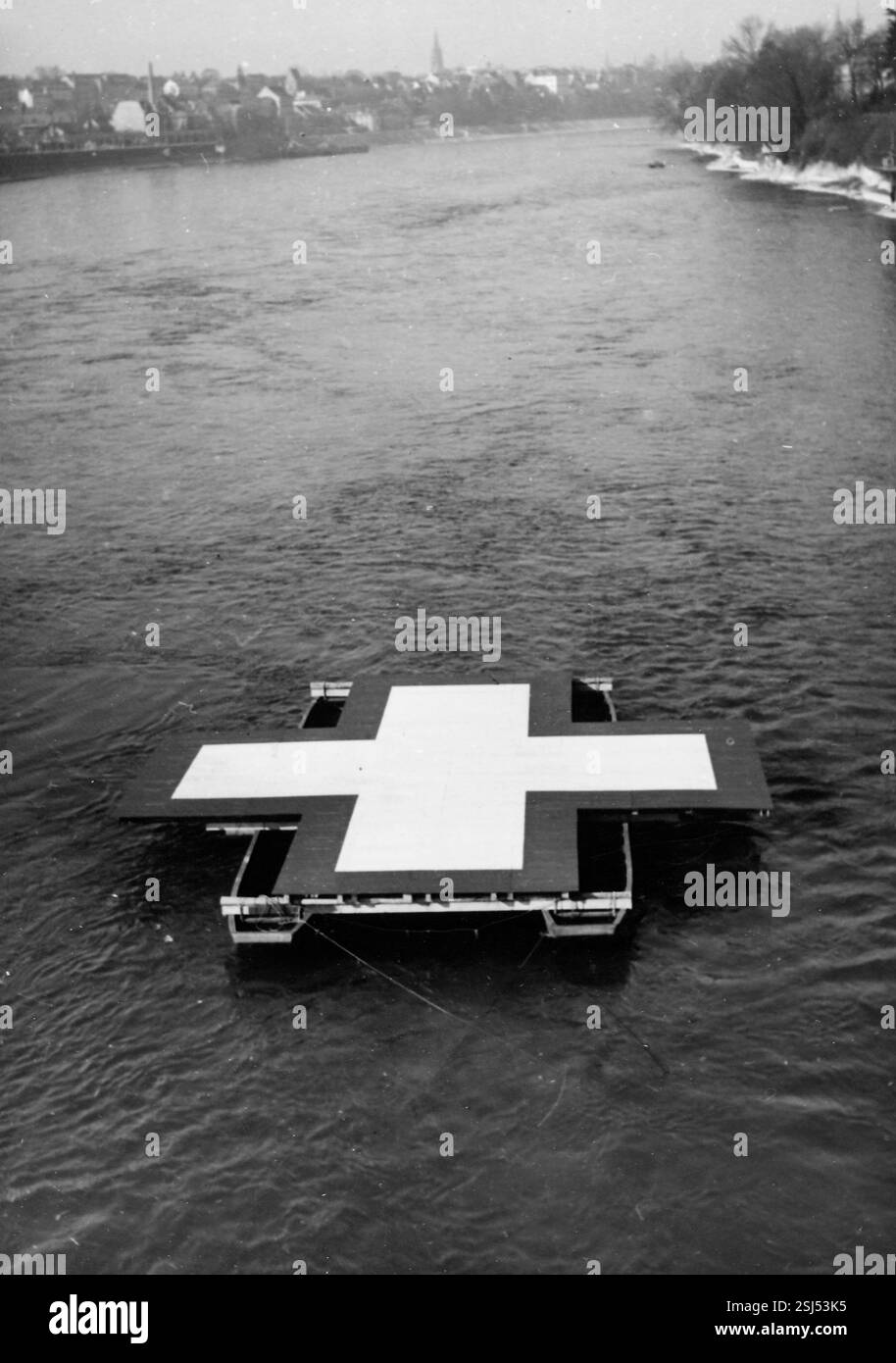 --- Grosses Schweizer Kreuz im Rhein bei Basilea 1945#Big Swiss Cross, Reno vicino a Basilea 1945- RDB DI DUKAS Foto Stock