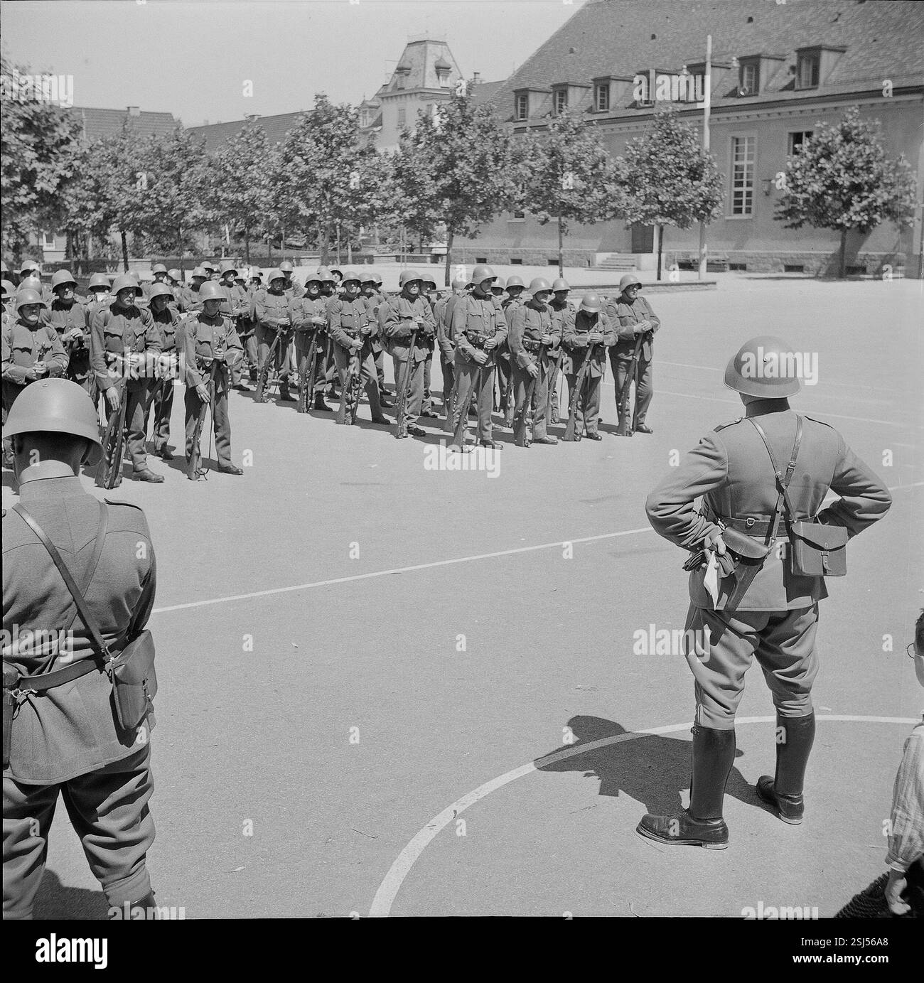 --- Kasernenhof; Soldaten werden entlassen; Entlassung; 1940#piazza baracca; i soldati sono dimessi; 1940- RDB DI DUKAS Foto Stock