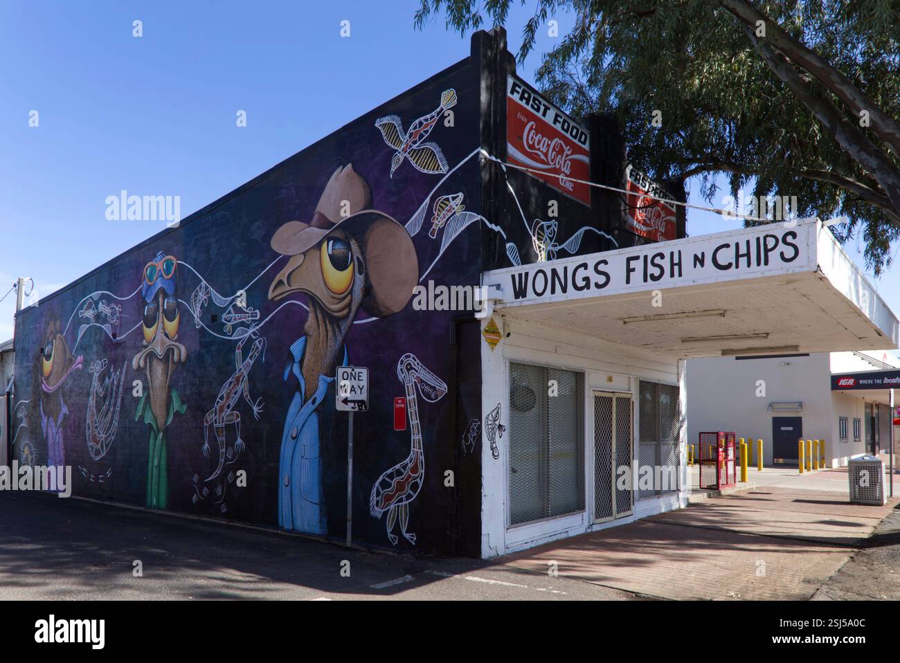 Street art pubblica a lato del negozio Wongs Fish and Chips Walgett New South Wales Australia Foto Stock
