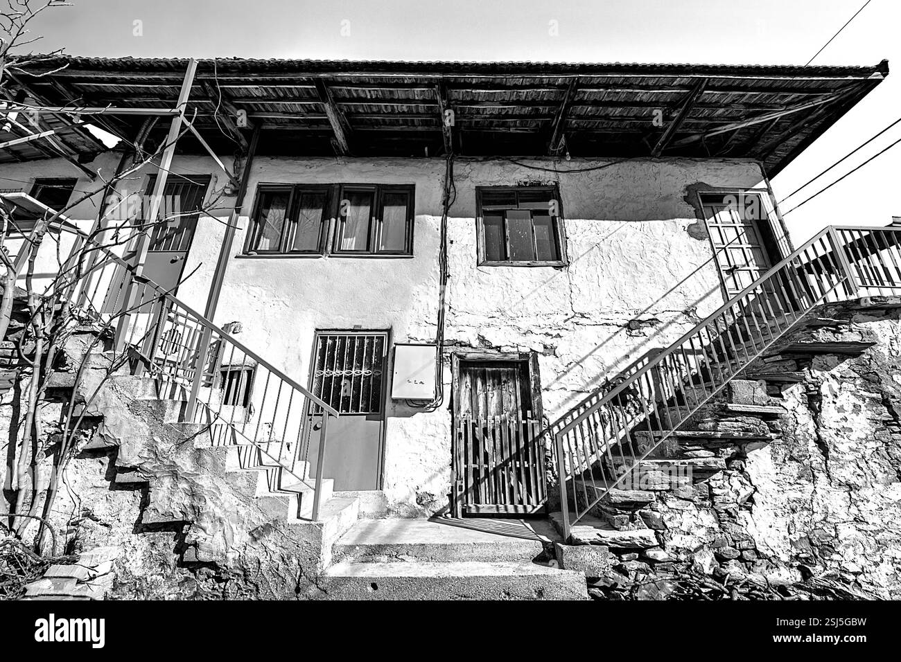 Le case in pietra che conservavano la struttura storica del villaggio di Kula Emre iniziarono a crollare nel tempo. Foto Stock