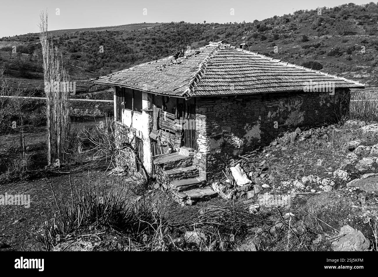 Le case in pietra che conservavano la struttura storica del villaggio di Kula Emre iniziarono a crollare nel tempo. Foto Stock