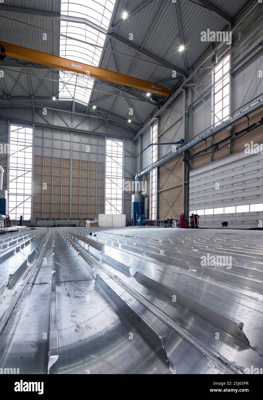 Industria cantieristica. Scafo in alluminio di un super yacht a vela in costruzione presso il cantiere navale. Sala di costruzione. Foto Stock