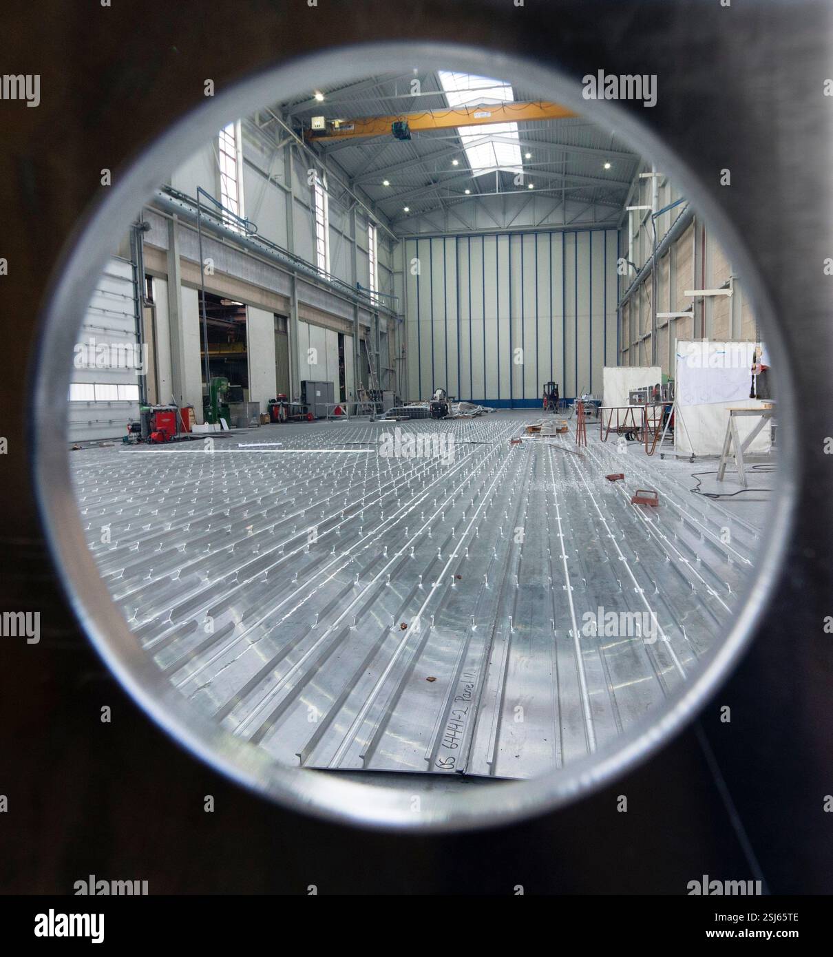 Industria cantieristica. Scafo in alluminio di un super yacht a vela in costruzione presso il cantiere navale. Sala di costruzione. Foto Stock