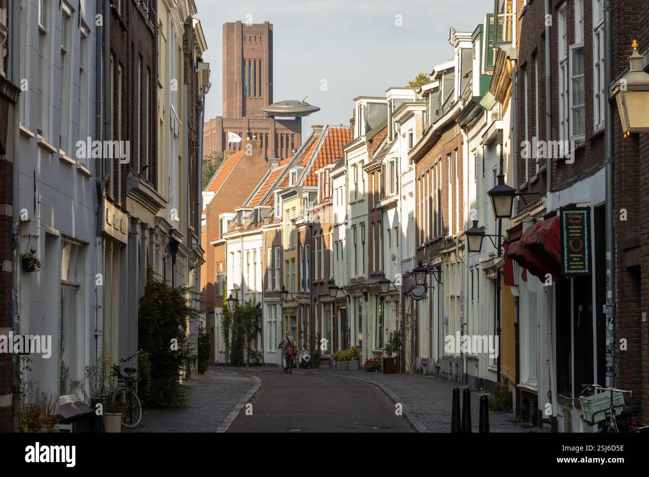 De Inktpot prese forma nella Oudegracht di Utrecht con UFO sul tetto, nei Paesi Bassi. Foto Stock