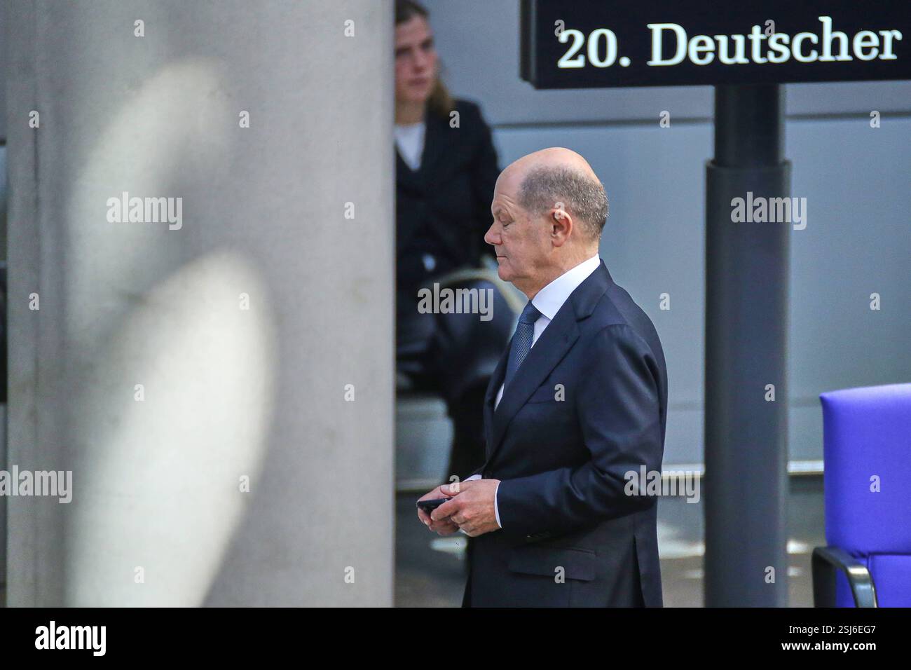 Berlin, Deutschland, 11.02.2025: Deutscher Bundestag: 212. Bundestagssitzung: Bundeskanzler Olaf Scholz SPD geht raus *** Berlino, Germania, 11 02 2025 Bundestag 212 Bundestag sessione Bundestag il Cancelliere federale Olaf Scholz SPD esce Copyright: XdtsxNachrichtenagenturx dts 58547 Foto Stock