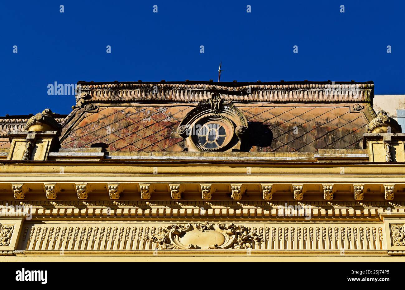 Dettagli della facciata dell'edificio giallo antico a Petropolis, Rio de Janeiro, Brasile Foto Stock
