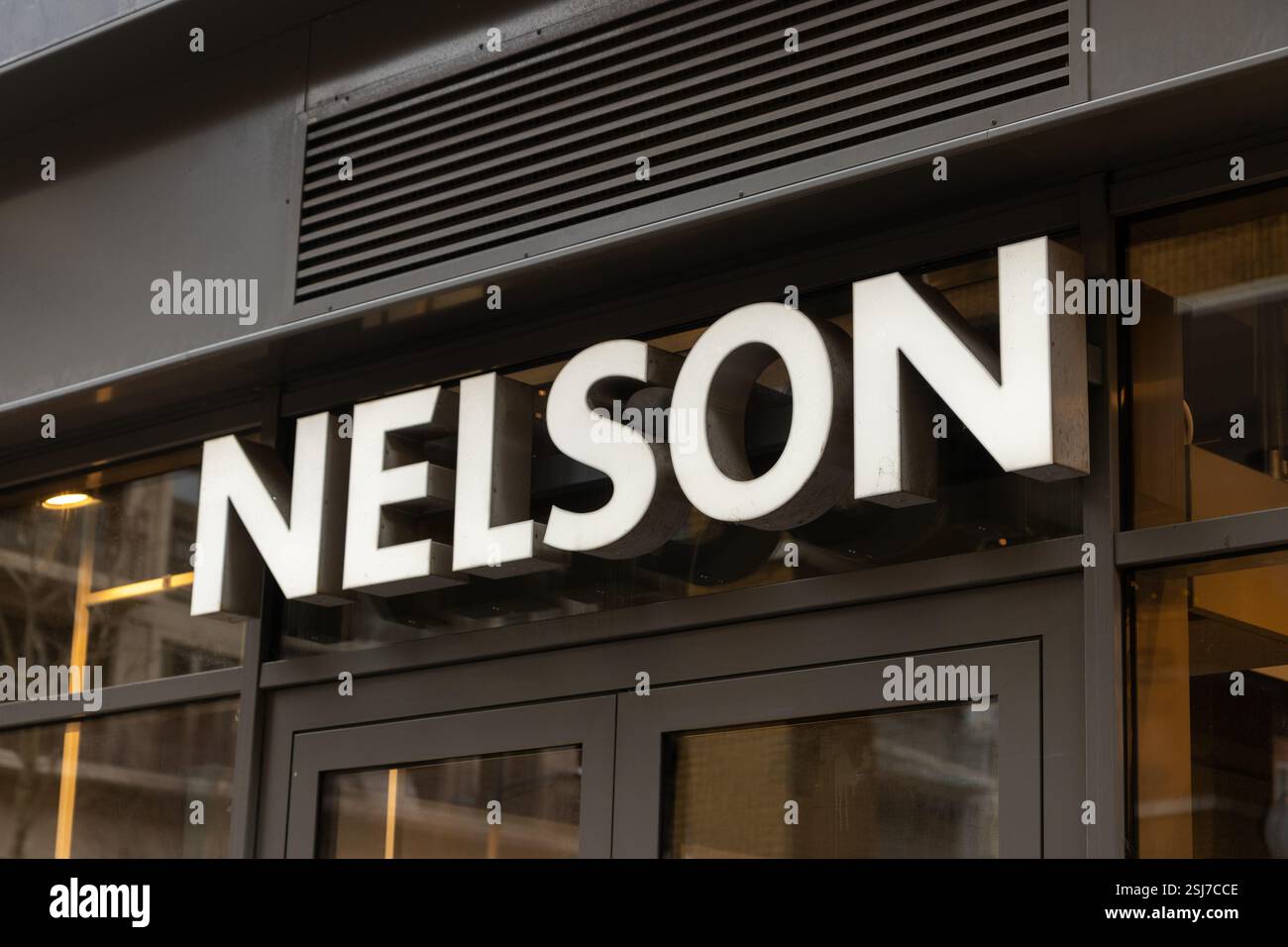 Nelson Shoe Shop, logo del negozio illuminato. Foto Stock