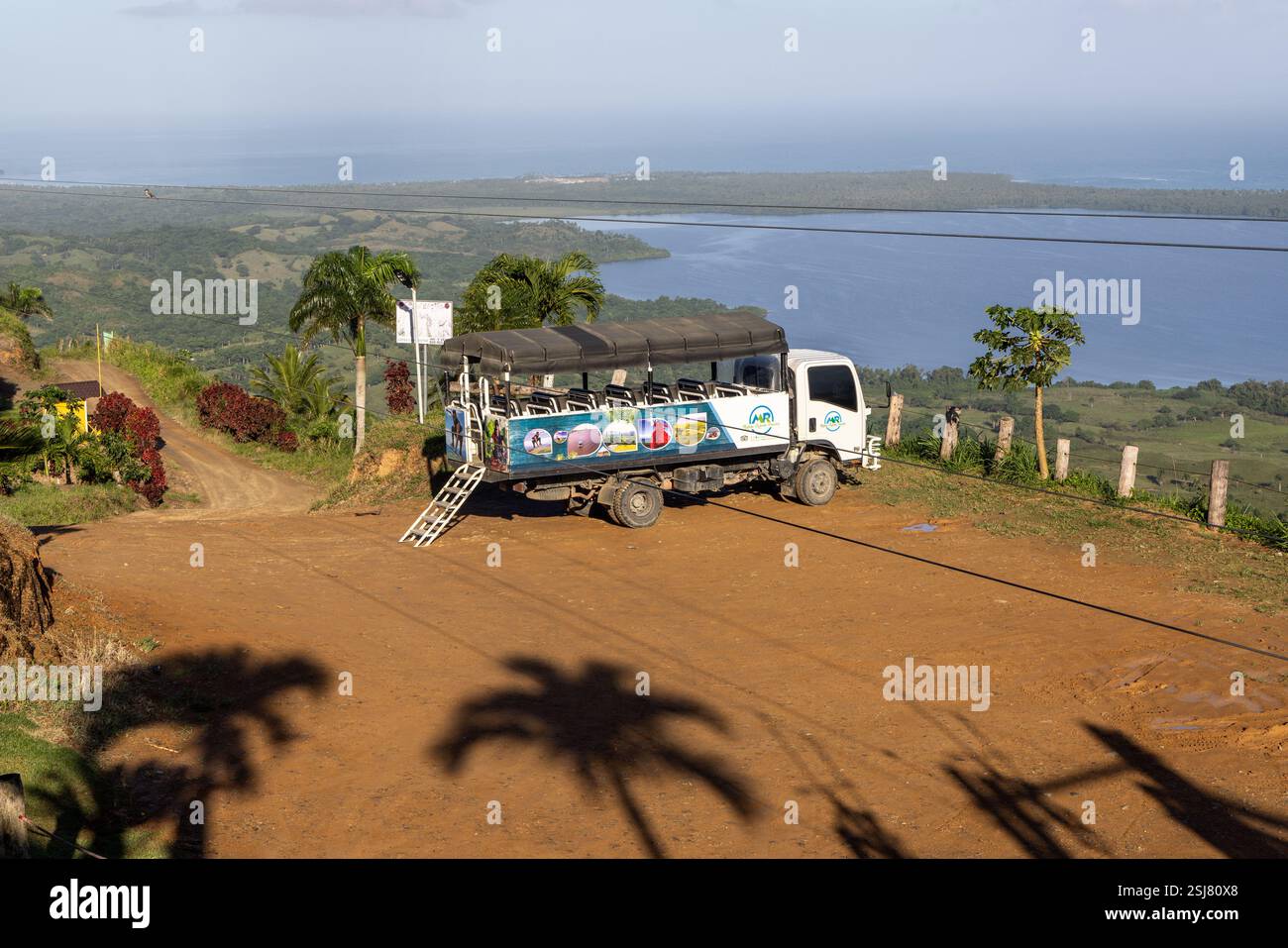 Escursione turistica in camion safari fino alla cima di Montaña Redonda per vedute panoramiche dell'isola dei Caraibi. Repubblica Dominicana Foto Stock