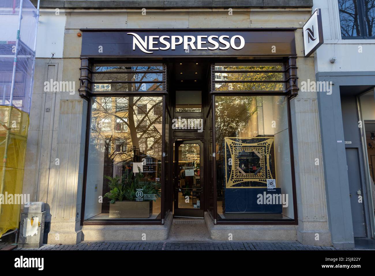 Boutique Nespresso, catena internazionale che vende la propria linea di caffè, macchine per caffè espresso e accessori per la produzione di caffè. Foto Stock