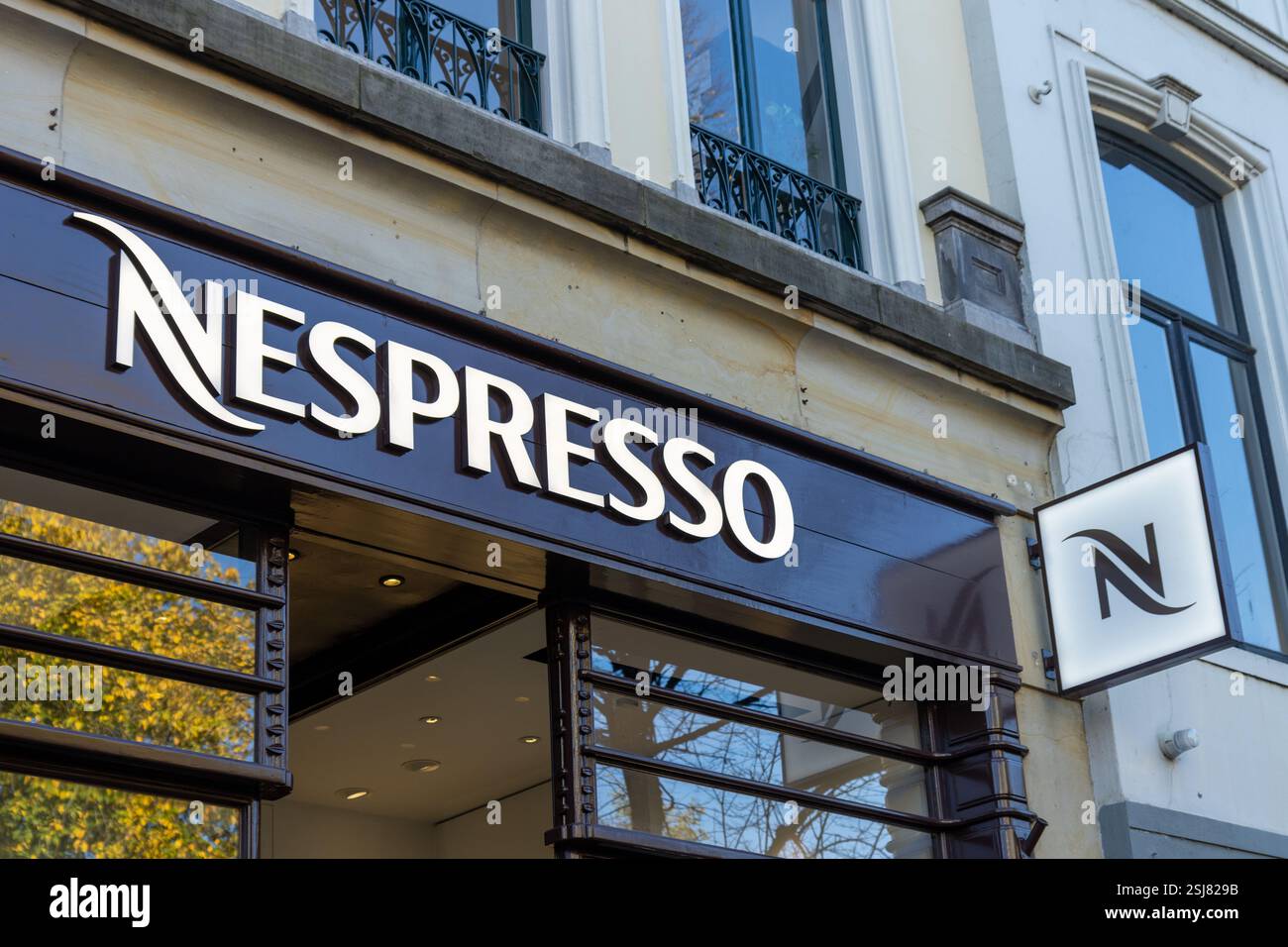 Boutique Nespresso, catena internazionale che vende la propria linea di caffè, macchine per caffè espresso e accessori per la produzione di caffè. Foto Stock