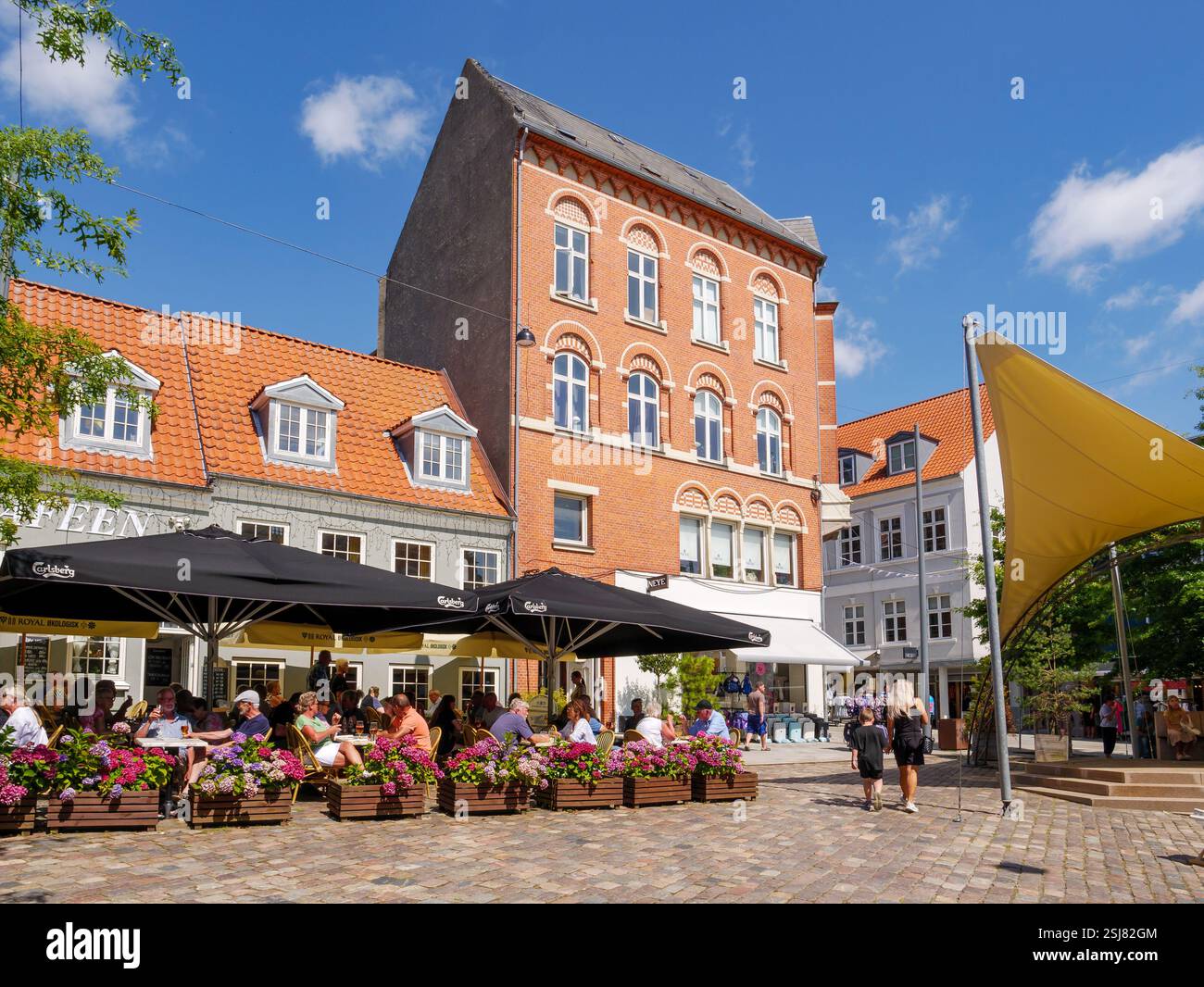 Persone al caffè all'aperto sulla piazza del mercato Torvet nella città vecchia di Svendborg, Funen, Danimarca meridionale Foto Stock