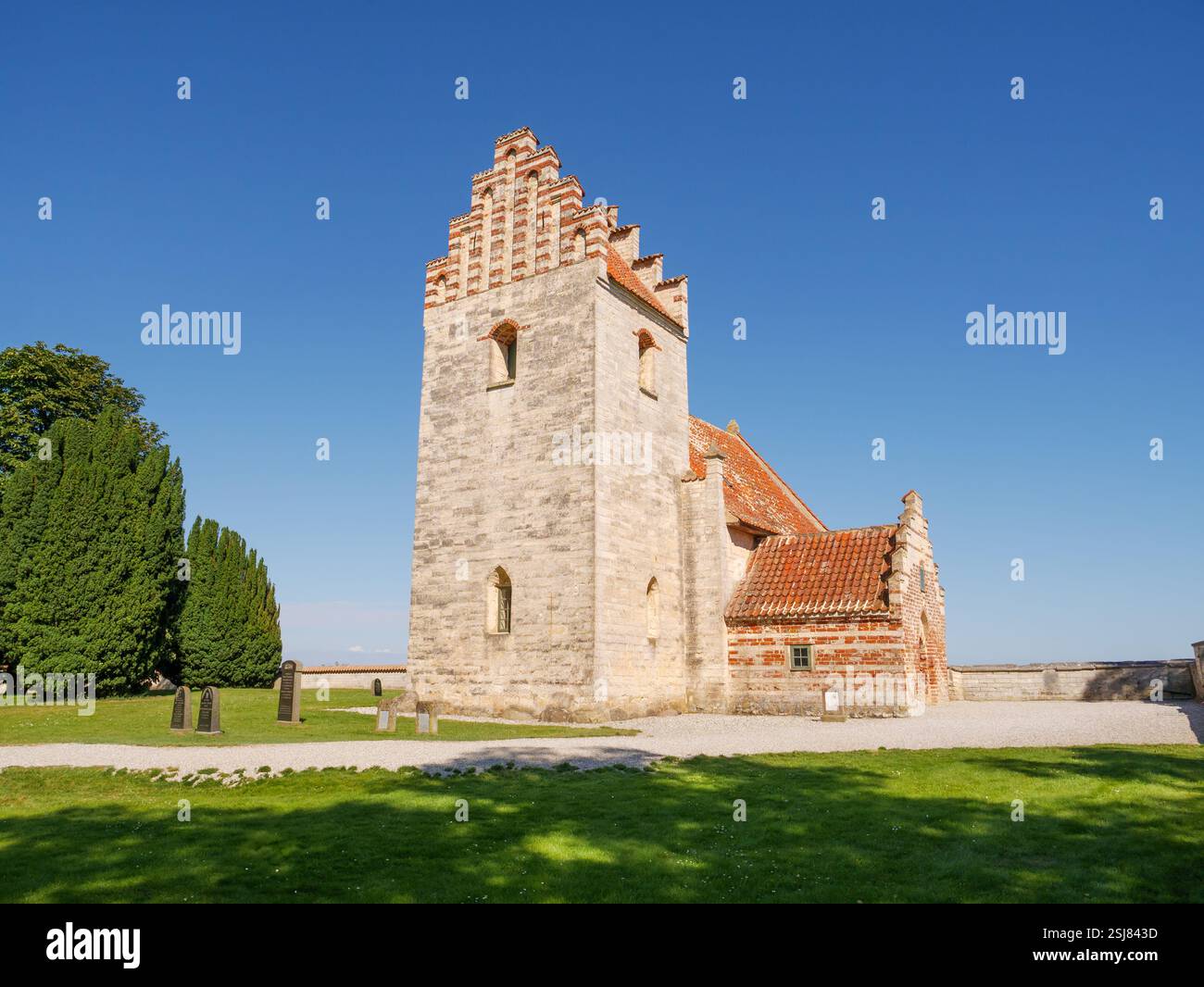 Chiesa Vecchia di Højerup, chiesa in pietra calcarea del XIII secolo sulla scogliera di Stevns Klint, Zelanda, Danimarca Foto Stock