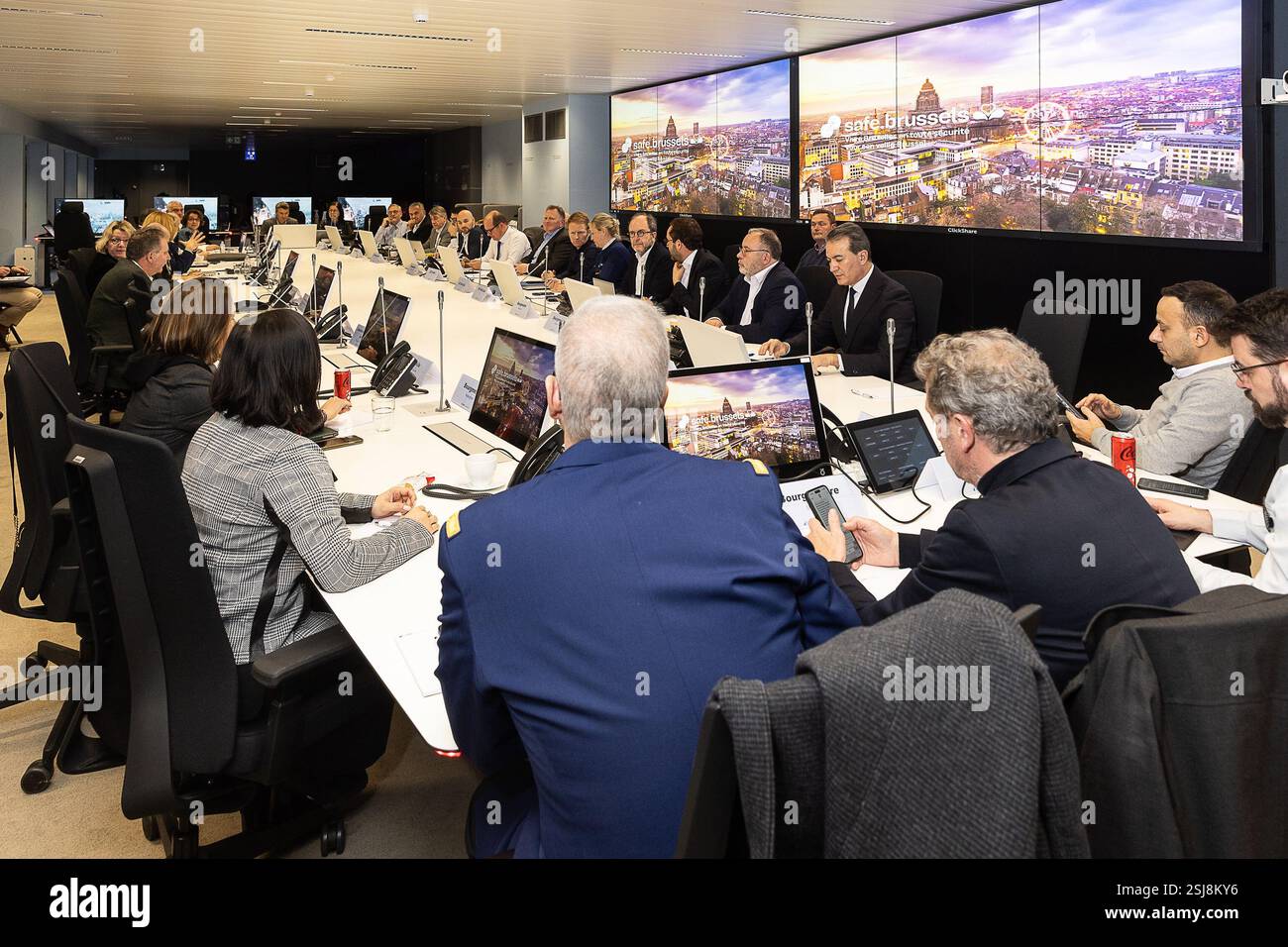L'immagine mostra una riunione del Consiglio di sicurezza regionale (CARS) in risposta all'aumento della violenza legata alla droga nella regione di Bruxelles-capitale, martedì 11 febbraio 2025. CORES è l'organo consultivo dedicato al coordinamento delle politiche di sicurezza nella regione Bruxelles-capitale. L'obiettivo di questa riunione è valutare la situazione attuale e rafforzare la cooperazione tra i vari livelli di autorità al fine di combattere la violenza legata alla droga e garantire la sicurezza dei cittadini di Bruxelles. BELGA FOTO JAMES ARTHUR GEKIERE Foto Stock