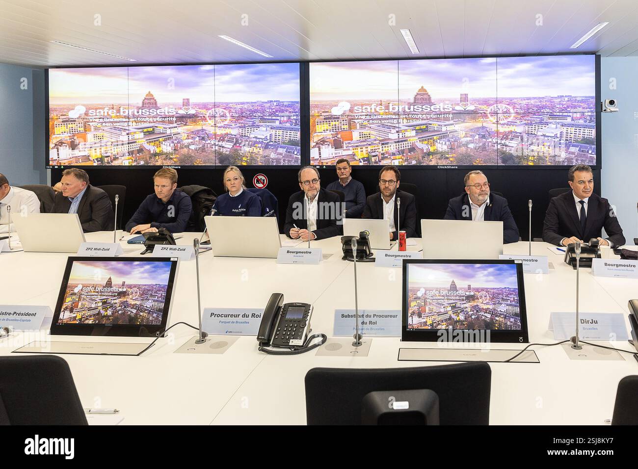 L'immagine mostra una riunione del Consiglio di sicurezza regionale (CARS) in risposta all'aumento della violenza legata alla droga nella regione di Bruxelles-capitale, martedì 11 febbraio 2025. CORES è l'organo consultivo dedicato al coordinamento delle politiche di sicurezza nella regione Bruxelles-capitale. L'obiettivo di questa riunione è valutare la situazione attuale e rafforzare la cooperazione tra i vari livelli di autorità al fine di combattere la violenza legata alla droga e garantire la sicurezza dei cittadini di Bruxelles. BELGA FOTO JAMES ARTHUR GEKIERE Foto Stock